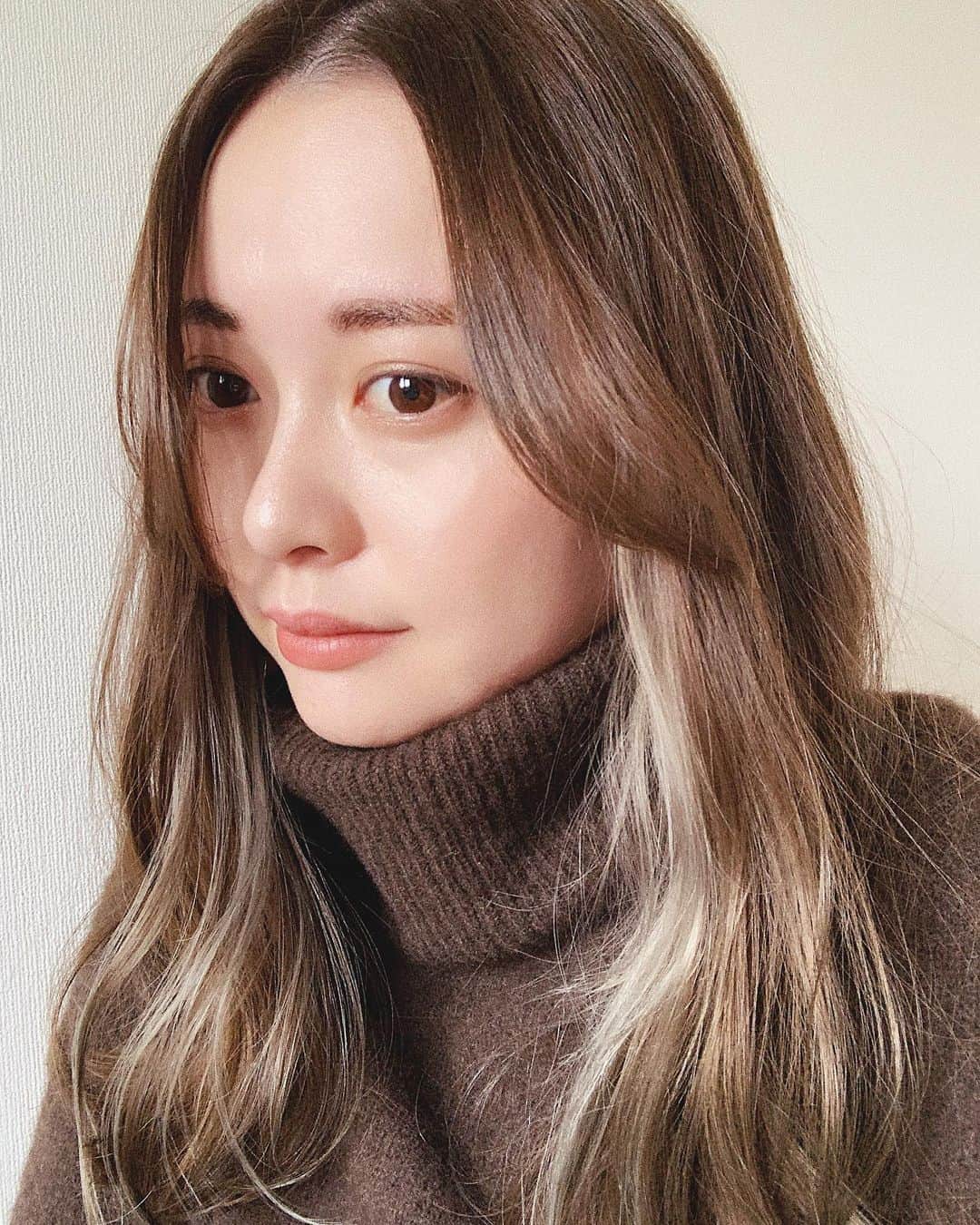 神尾美沙のインスタグラム：「💇🏼‍♀️﻿ ﻿ ロンドフィーユでヘアメンテナンス✨﻿ 消毒、検温などなど﻿ たくさん対策されている安心サロン🥺﻿ 個室もあります♡﻿ ﻿ 今回はベースは久々にアッシュ入れて﻿ #イヤリングカラー 部分はグレーに！﻿ 金ほど主張しないけど、陽の光が﻿ 当たった時に綺麗な色〜🦋﻿ ﻿ ﻿ ﻿ そして、、﻿ 出会ってしまった。﻿ 人生で一番感動したトリートメント、、、﻿ ﻿ プリフィカっていうトリートメントらしいんだけど﻿ １週間経ってもまだ絶大な効果を感じる🥺！﻿ ﻿ これまでたっくさんサロンで﻿ トリートメントしてきたけど、﻿ こんなに持続的な効果を感じたのって﻿ はじめてすぎる…！！！﻿ ﻿ ﻿ そして担当の原くん( @hara919 )に﻿ 感動を伝えたら、プリフィカの﻿ 説明を詳細にいただきました📝﻿ ﻿ ﻿ ↓﻿ ﻿ ﻿ プリフィカは1種類から4種類の﻿ トリートメントをセットで付けることによって﻿ 完成されるトリートメントです。﻿ ﻿ 仕上がりはアルデンテ（パスタの茹で方）🍝﻿ 外はもっちり、中は弾力があるをイメージしております。﻿ ﻿ 羽毛にも入っている『フェザーケラチン』の成分が﻿ 効果をだし、髪の毛が柔らかくなります。﻿ ﻿ 髪の毛をしっとりさせようとすると、﻿ 根本がペタンとなることが多いですが﻿ プリフィカは根本はふんわり、﻿ 毛先はしっとりにできる﻿ 最強のトリートメントでございます。﻿ ﻿ --------------------------﻿ ﻿ ﻿ 本当その通り！笑﻿ ぜひこの感動、ロンドフィーユで﻿ 体感してみてください…！﻿ ﻿ 私もこれから一生プリフィカやる🥺❤️﻿ ﻿ ﻿ --------------------------﻿ ﻿ ﻿ Lond fille (ロンド フィーユ)﻿ 中央区銀座7-5-5 長谷第一ビル4F﻿ 03-6280-6758﻿ 月曜～金曜 10:00～23:00／土曜 10:00～22:00／日曜 10:00～20:00﻿ ﻿ --------------------------﻿ ﻿ #フェイスフレーミング#ハイライト#ヘアカラー#ヘアカラートレンド#ブリーチ#ブリーチ1回#ロンドフィーユ#銀座美容室#銀座美容院#銀座サロン#ヘアスタイル#haircolor#hairstyle#プリフィカ#プリフィカトリートメント#サロントリートメント」