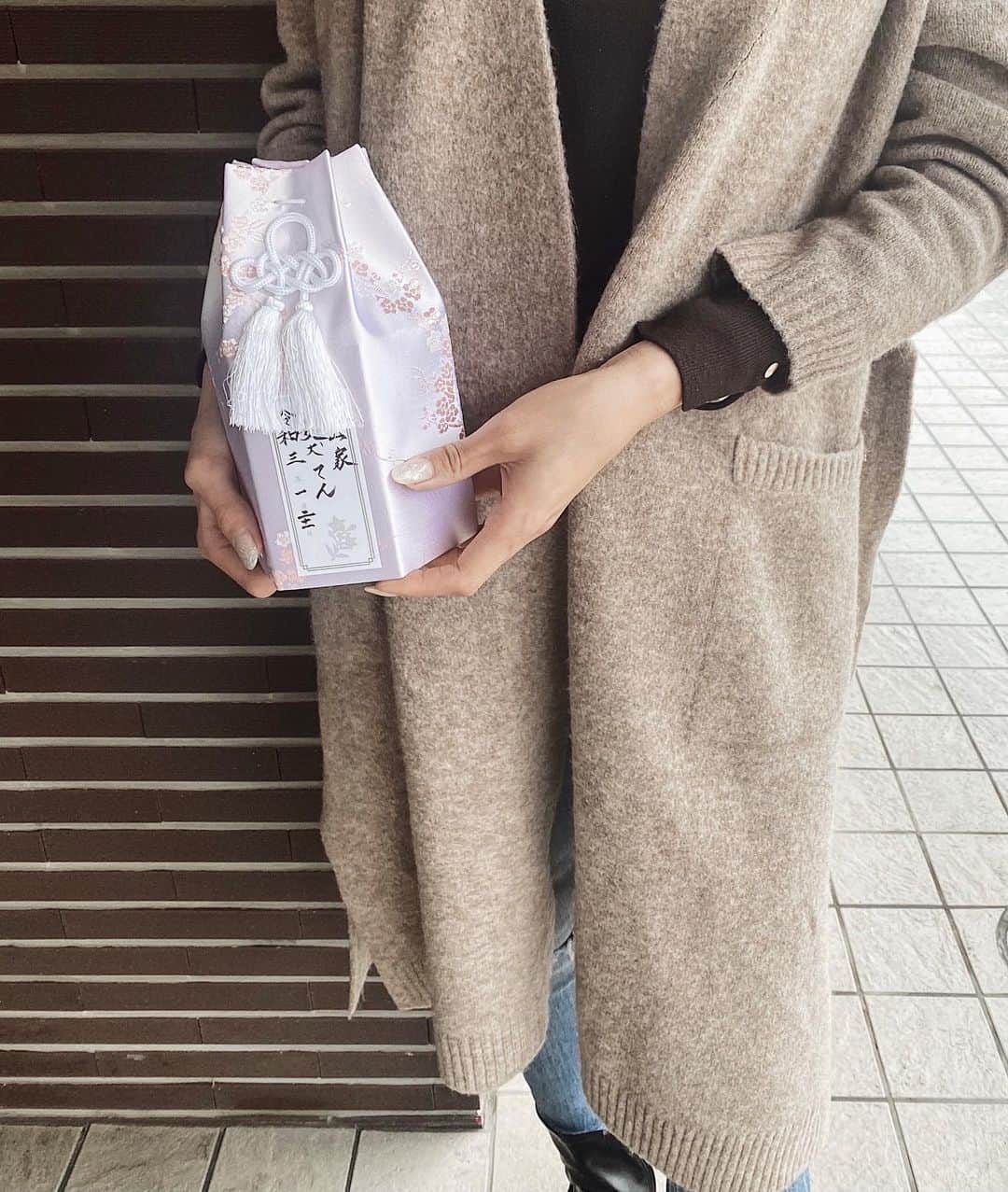 森山菜々のインスタグラム：「.﻿ 1月21日の夜、実家の愛犬 テン が永眠しました🐶﻿ 16歳と6日でした。 ﻿ テンが息を引き取る最期の数時間、そばに居れて本当よかった...﻿ ちょうど連れて行ってたミミもしっかり側で見届けてました😢﻿ テンが1人の寂しい時じゃなくて、みんなが集まってた時でテンも安らかに眠ったのかも。💤 ﻿ 先週の16歳の誕生日を迎えられるのか、ほんとに厳しい状況だったのに、踏ん張ってくれて私達家族に、お祝いをさせてくれて本当にありがとう。テンさすがだよ。🔥 ﻿ 小学生の頃、弟と私の猛烈なおねだりで家族になってくれたテン🐶﻿ 元気すぎていつも男の子と間違えられてたね😆﻿ 小さい頃のテンとの思い出、たくさんあるな🧡﻿ ﻿ 私たち兄弟のわがままで飼ったのものの、部活やら学校やら遊びやらで、成人してからもほとんどのお世話は親任せ🦮﻿  お母さんもお父さんも、16年間お疲れ様でした🙇🏼‍♀️﻿ ﻿ ラニカイ、ミミたちとテンが遊んでくれた日、本当にみんな楽しそうだったな😌﻿ 16年も生きてくれて本当にありがとう🐶﻿ テンとの思い出、忘れることはありません。﻿ テンまたね、だいすき🤍﻿」