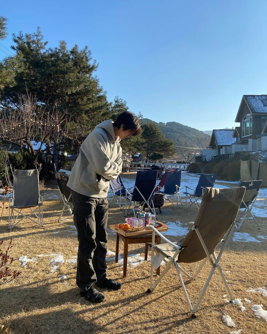 イギョムさんのインスタグラム写真 - (イギョムInstagram)「#프립광고입니다❗️  생각도 정리하고 앞으로 있을 새로운 해를 맞이 하기 위해... 프립을 통해 혼.자.펜.션 다녀왔습니다...(혼펜🥺)   외로운 저에게 맛있는 귤과 바베큐 그리고 추억이라며 사진까지 찍어주신 우리 사장님 너무 감사드리구요🥺🥺  늘 미루던 취미활동을 이렇게 쉽게 접하게 해준 프립도 너무 감사합니다;)   오랜만에 혼자 깊이 생각 하고 나를 위한 시간을 보내 너무 행복했어요 다들 해피뉴이어🎉  #프립하자 #프립」1月23日 21時19分 - ekyooooooom