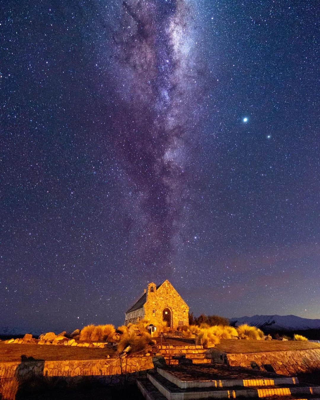 タビイクさんのインスタグラム写真 - (タビイクInstagram)「【56.ニュージーランド🇳🇿】  ニュージーランドは美しい星空を見られることで有名🌌そんな星空天国の#ニュージーランド の中でも、#テカポ は特に素晴らしいと大人気。  現在、テカポ湖周辺の空は世界遺産として検討されており、これが認定されれば世界で初めて「星空」が認定されます😳✨  .  ニュージーランドというと羊を思い浮かべる人も多いでしょう。なんと「羊の数が人の数より多い」んです🐑🐏🐑🐏  近年は羊の数が減っているようですが、それでも人口一人あたり約6頭の羊がいるという統計が出ています。  ニュージーランドにはたくさんの羊に出会えるスポットもあり、こちらも人気のスポットとなっています☺️ 　 【#タビイク世界制覇 】  photo by unsplash & @yuki.tanoshiitabi   ✼••┈┈••✼••┈┈••✼••┈┈••✼••┈┈••✼ ••┈┈••✼ ﻿  \\写真で世界全ての国を巡る［写真で世界制覇］//  海外に行けない今だから 他の国のこともっと知ってみませんか？  @tabiiku をタグ付けすると、お写真が紹介されるかも！？  ✼••┈┈••✼••┈┈••✼••┈┈••✼••┈┈••✼ ••┈┈••✼  #旅行好き#絶景 #タビイク #NewZealand #NZ #オセアニア #星空 #秘境 #星空撮影 #羊 #ニュージーランド留学 #ニュージーランド旅行」1月23日 21時19分 - tabiiku