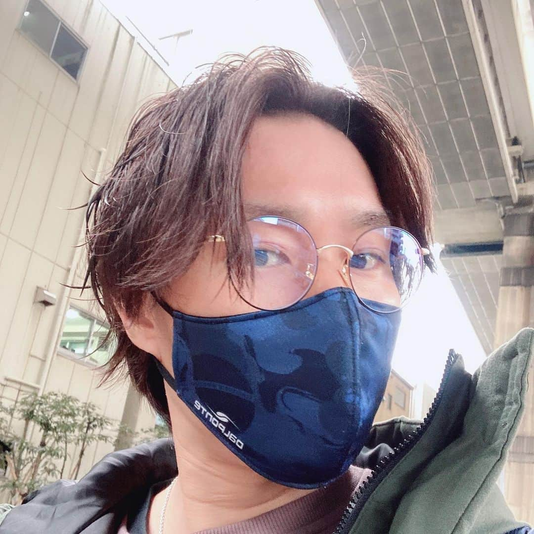 浅岡遥太さんのインスタグラム写真 - (浅岡遥太Instagram)「反響のよかった盛れてる写真載せておきます。 真ん中分けにしてオーバーサイズの服着て丸メガネかけとばこれくらいになる事が分かりました。  楽しく潔く生活してコロナ禍を乗り切りたいと思います。 明日は恐らくジムに行きます。  #バレーボール  #バレーボールってタグつけるか迷う #とりま #俺に関わる人が健康でありますように #みんな免疫あげよう #寝て食べて動いて #周りにコロナかかやったやつはいる #20代でも辛いらしいよ #かからんように #気を付けて生活しようね #peace」1月23日 21時19分 - yota.volley