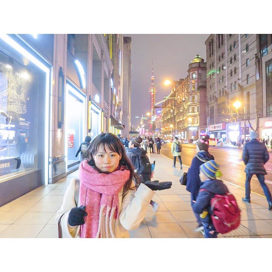 sunaさんのインスタグラム写真 - (sunaInstagram)「. Here is Shanghai night view🌃  ここから上海タワーの向こうまで、 歩き散策したよ。  #海外#海外旅行好きな人と繋がりたい#旅人#世界一周#海外旅行#海外好きな人と繋がりたい#旅行好きな人と繋がりたい#女子旅#一人旅#海外生活#一眼レフ#一眼#ミラーレス一眼#ミラーレスカメラ#ミラーレス#ポートレート#カメラ#カメラ好きな人と繋がりたい#写真好きな人と繋がりたい#写真撮ってる人と繋がりたい#ゴープロのある生活#ゴープロ#ふぉろーみー#世界一周 #上海#海外一人旅#中国#休日の過ごし方  #ハヤリタビ #ソラタビライフ  #タビジョ」1月23日 21時20分 - sofia_muslimjapan