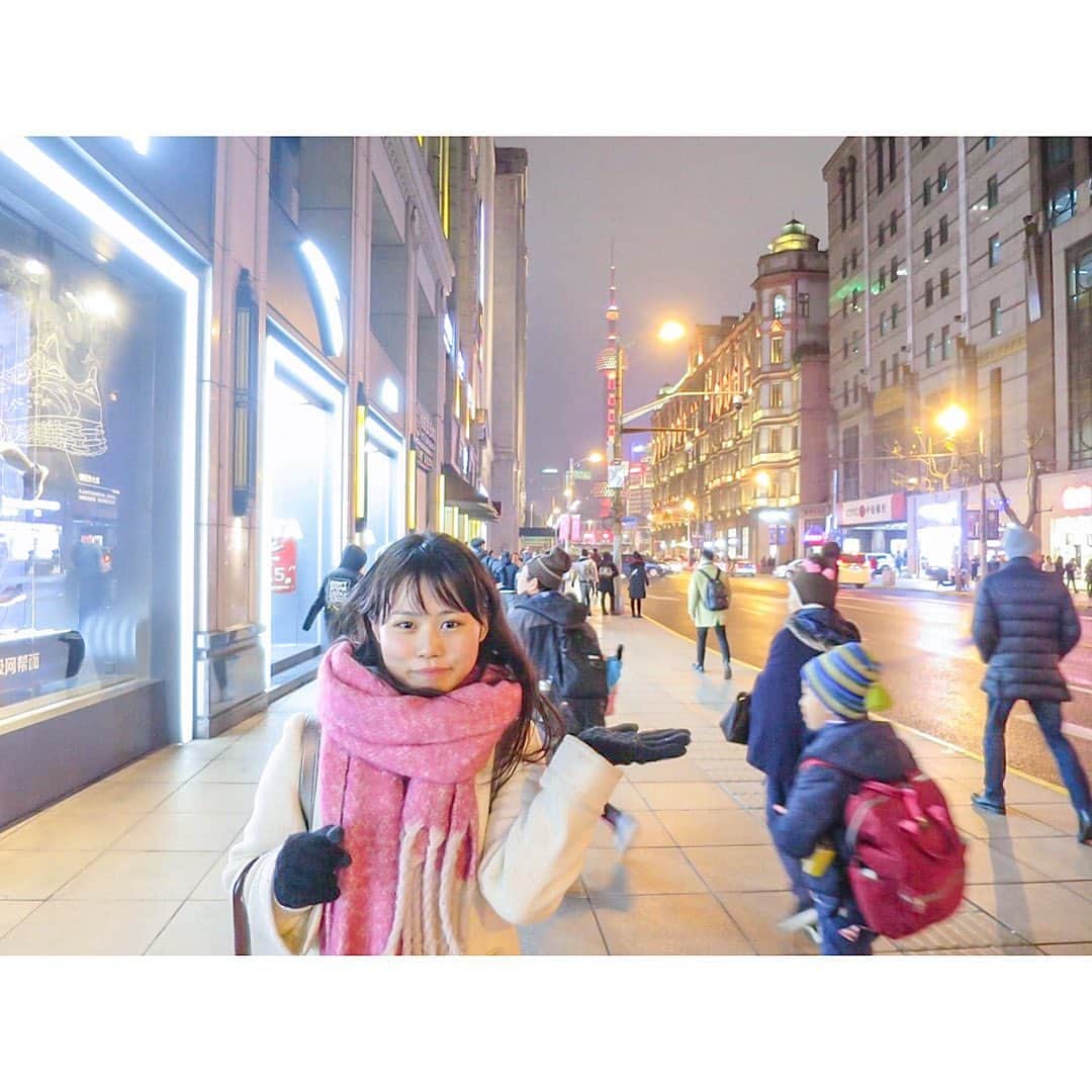 のインスタグラム：「. Here is Shanghai night view🌃  ここから上海タワーの向こうまで、 歩き散策したよ。  #海外#海外旅行好きな人と繋がりたい#旅人#世界一周#海外旅行#海外好きな人と繋がりたい#旅行好きな人と繋がりたい#女子旅#一人旅#海外生活#一眼レフ#一眼#ミラーレス一眼#ミラーレスカメラ#ミラーレス#ポートレート#カメラ#カメラ好きな人と繋がりたい#写真好きな人と繋がりたい#写真撮ってる人と繋がりたい#ゴープロのある生活#ゴープロ#ふぉろーみー#世界一周 #上海#海外一人旅#中国#休日の過ごし方  #ハヤリタビ #ソラタビライフ  #タビジョ」