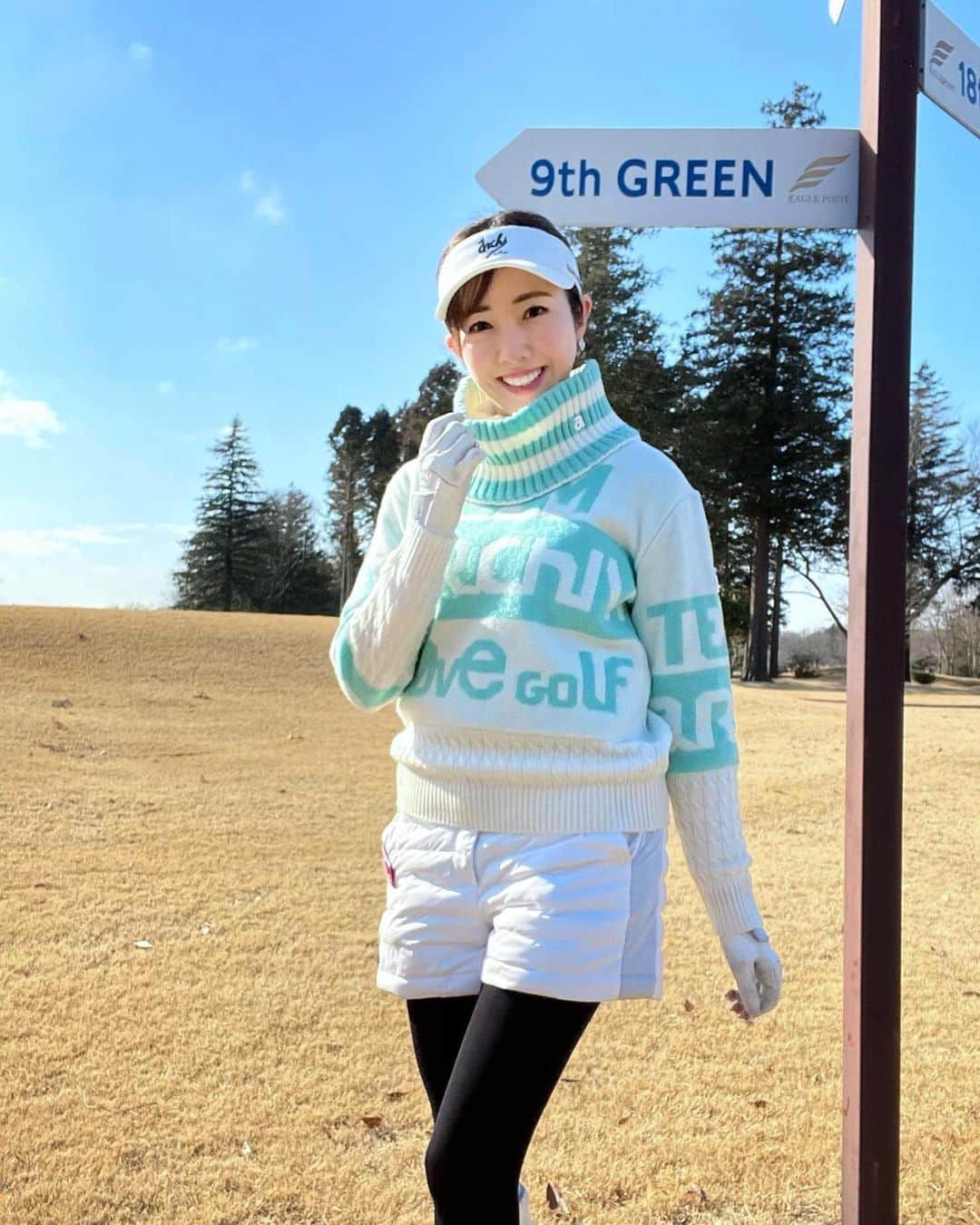 松本あゆ美のインスタグラム：「. ティファニーブルーのセーターに 白のショートパンツを合わせました💚🤍 素材は冬仕様でも色合いは春を意識🌸 . セーターのハイネック部分はスポッと被れるタイプで、 外すと丸襟になります😉 . . Sun visor・Tops・Bottoms：@archivio.official_online . . #archivio #アルチビオ  #イーグルポイントゴルフクラブ #golfstagram #golfgirl  #golfwear #골프 #골프웨어 #高尔夫球  #ゴルフ女子 #ゴルフ女子コーデ  #ゴルフ好きな人と繋がりたい  #気象予報士 #セントフォース #weatherforecast  #お天気お姉さんの日常」