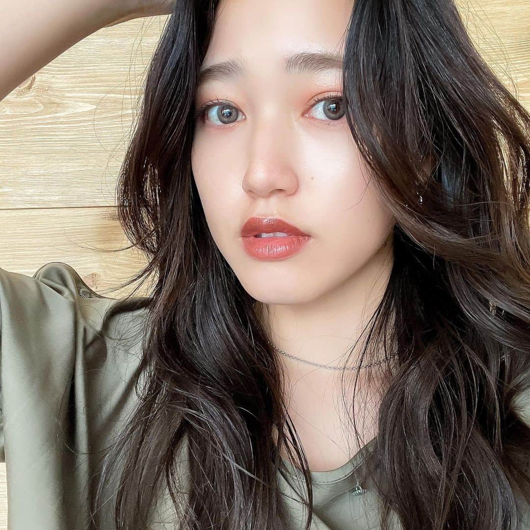 のインスタグラム：「🌹 . . 久々の自撮り すごい話題になっているJINSのカラコン(@jins_1daycolor)が 可愛くてテンションが上がったから 気合い入れてメイクしてみた。 ちなみに自己満でお出かけの予定はもちろんない。  たくさん種類がある中で 01 SKY GRAYを装着。  ハーフっぽい印象になって大満足👶 早くお出かけできるようになってくれないかな😷  背景は自力でDIYした木の壁。 すごいじゃろ。 #jins1daycolor #jins #カラコン #pr」
