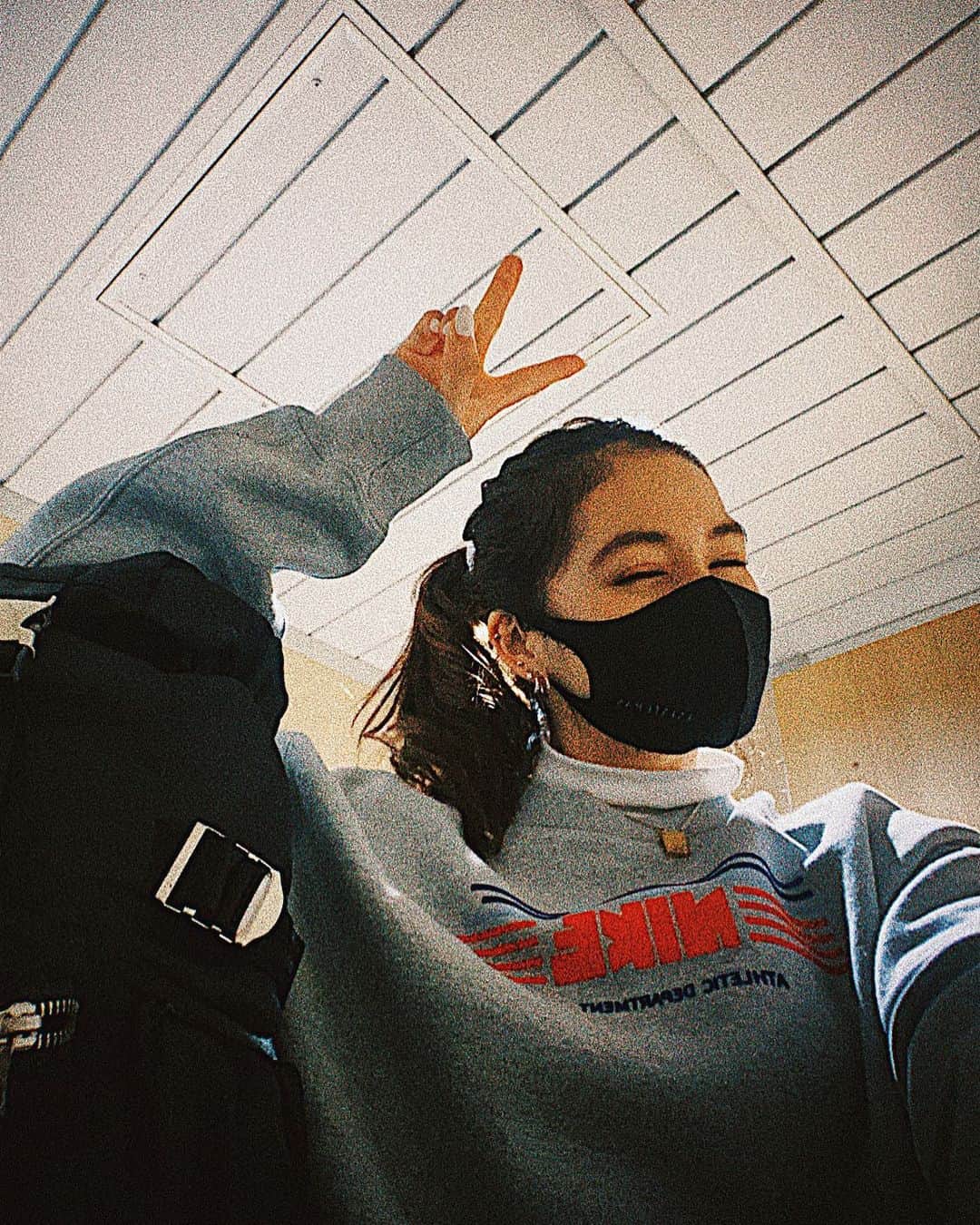 AMIのインスタグラム：「. 明日20時からInsta Liveするから遊びにきてねっ🤍💨 そしてこれはお気に入りすぎるトレーナーちゃん😚💋」