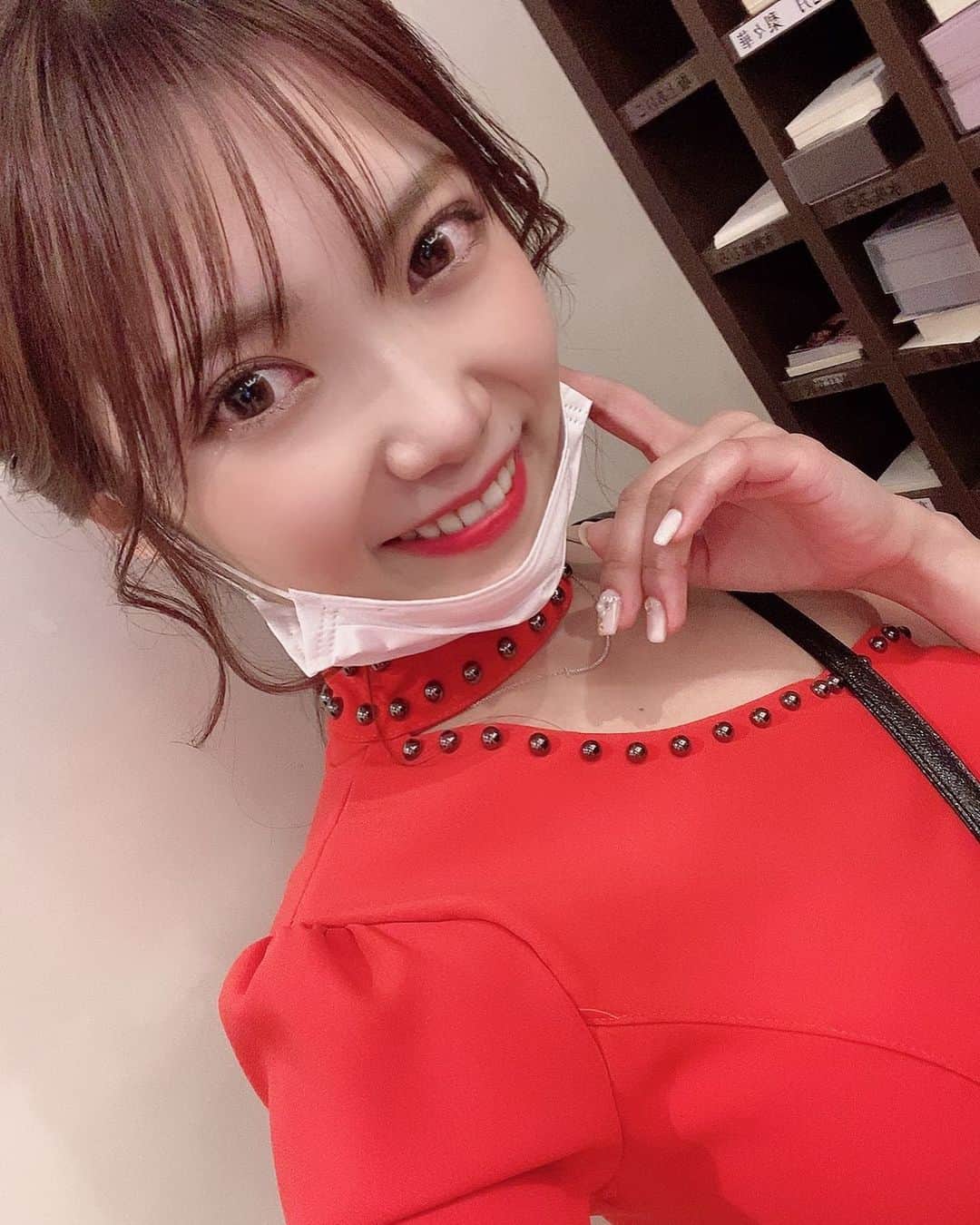 霜月芽衣のインスタグラム：「MISIAのアイノカタチ聴くと ほっこりするし さやかさん思い出して元気になれるんだ🥰 （@rin_katagirisayaka）  身体中に蕁麻疹の為今日は指名出勤です🙆‍♀️！」