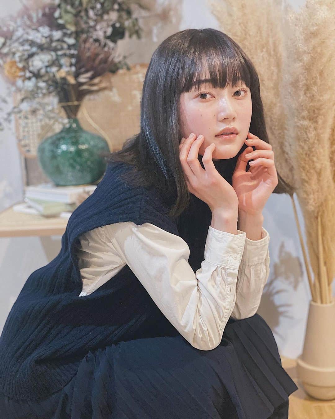 野口和弘のインスタグラム：「みつきちゃんメンテナンス。 @mitsuki__shiina  . カラーはオリーブグレージュ。赤みをしっかり消して、上品な深みとやわらかさを出してます。 . 色落ちが早い方、赤みが強い方におすすめのカラーです。 . . ----------------------------- CIECA. 平日  11:00〜20:00 土日祝  10:00〜19:00 月曜定休 TEL  03-6805-0644 http://cieca.jp -----------------------------」