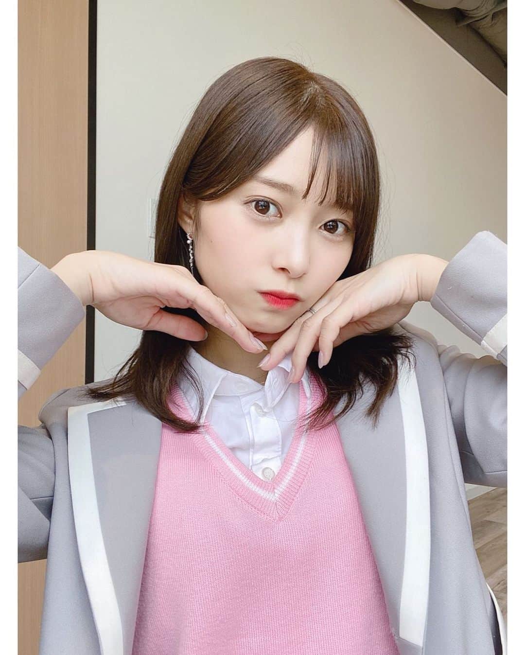 のインスタグラム：「🏫🎒💭 制服着れたの嬉しくて 沢山写真撮っちゃった ♡♡」