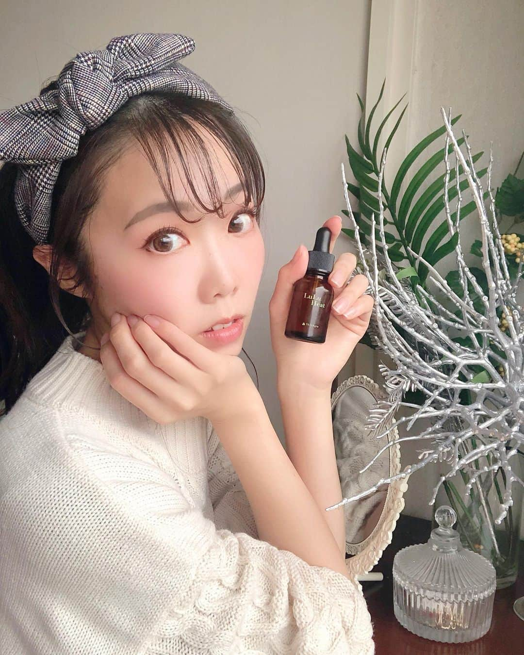 じゅみさんのインスタグラム写真 - (じゅみInstagram)「new in 🍃﻿ ﻿ 普段のスキンケアに﻿ ＋できる新技術の美容アイテム✨﻿ ﻿ 使ってみたのでレポします🙋‍♀️﻿ ﻿ *:ﾟ+｡.☆.+*✩⡱:ﾟ﻿ ﻿ 【HSP】﻿ ヒートショックプロテイン﻿ ﻿ あんまり聞きなれない成分なんですが﻿ 元々は肌の防御機能の一つ✨﻿ ﻿ このHSPはこれまでは外から補うことは﻿ 困難と言われていたらしいんですが﻿ ﻿ このLuLuHeatはそのHSPを﻿ 外から補うことに成功した﻿ まさに新技術の美容液なんです🌼﻿ ﻿ ▶︎▶︎▶︎テクスチャ﻿ 透明でトロッとしてて﻿ かなり濃厚な感じで肌の上での伸びがすごい❗️﻿ ﻿ ▶︎▶︎▶︎感想﻿ この1週間弱使って﻿ 肌のハリが出てきた感じがします💆‍♀️﻿ プラス1アイテムだから﻿ 普段のスキンケアと喧嘩もせず良い感じ🌱﻿ ﻿ ﻿ *:ﾟ+｡.☆.+*✩⡱:﻿ ﻿ 詳細はこちらから﻿ チェックしてみてね♫﻿  @luluheat_official﻿ ﻿ ﻿ #ルルヒート #LuLuHeat #酵母エキス #ヒートショックプロテイン #HSP ﻿ #スキンケア #コスメ #美容好き﻿ #コスメレポ #美容液 #model #pr」1月23日 21時27分 - jumy_as