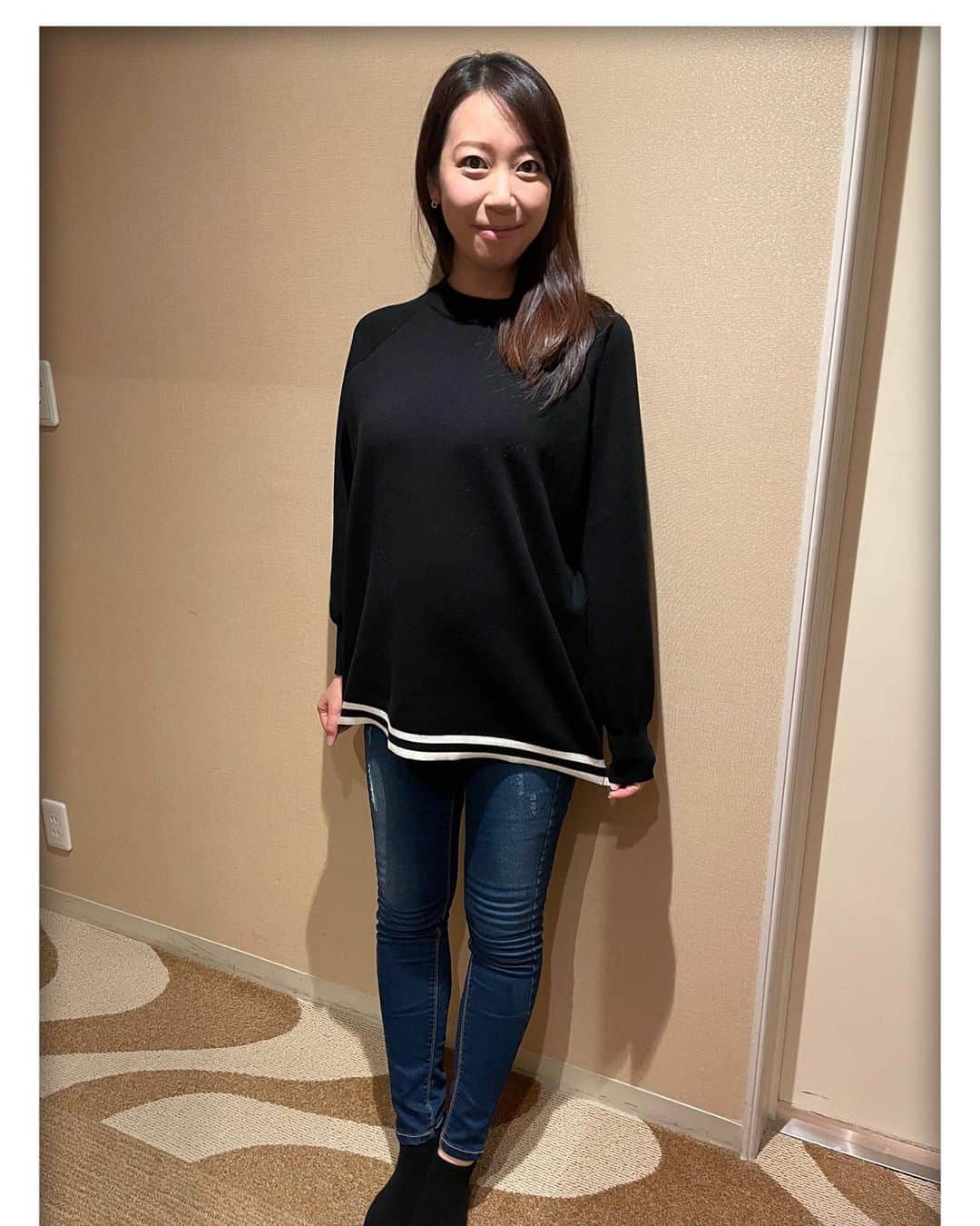 須黒清華のインスタグラム：「妊婦グッズで一番感動したのは、マタニティジーンズ👖✨ . 写真は少し前のものですが、前から見ると妊婦とはわからないほど綺麗なシルエットでした‼︎ 横から見るとさすがにわかりますね💦 . 今はいろんなメーカーがマタニティジーンズを販売しています✨ シルエットは綺麗だけど、すっぽりお腹まで覆ってくれて安心だし、 お腹周りはゴムで調整できるようになっているので、臨月まで着られそうです✨ . お腹が大きくなると何を着ても似合わなくなり、テンションが下がるので😂💦 こうして着られるものが見つかると嬉しくなります😎✨ . #妊婦コーデ #マタニティジーンズ #マタニティコーデ #マタニティウェア　#ステイホーム #自粛生活 #2021年出産予定 #妊婦生活」