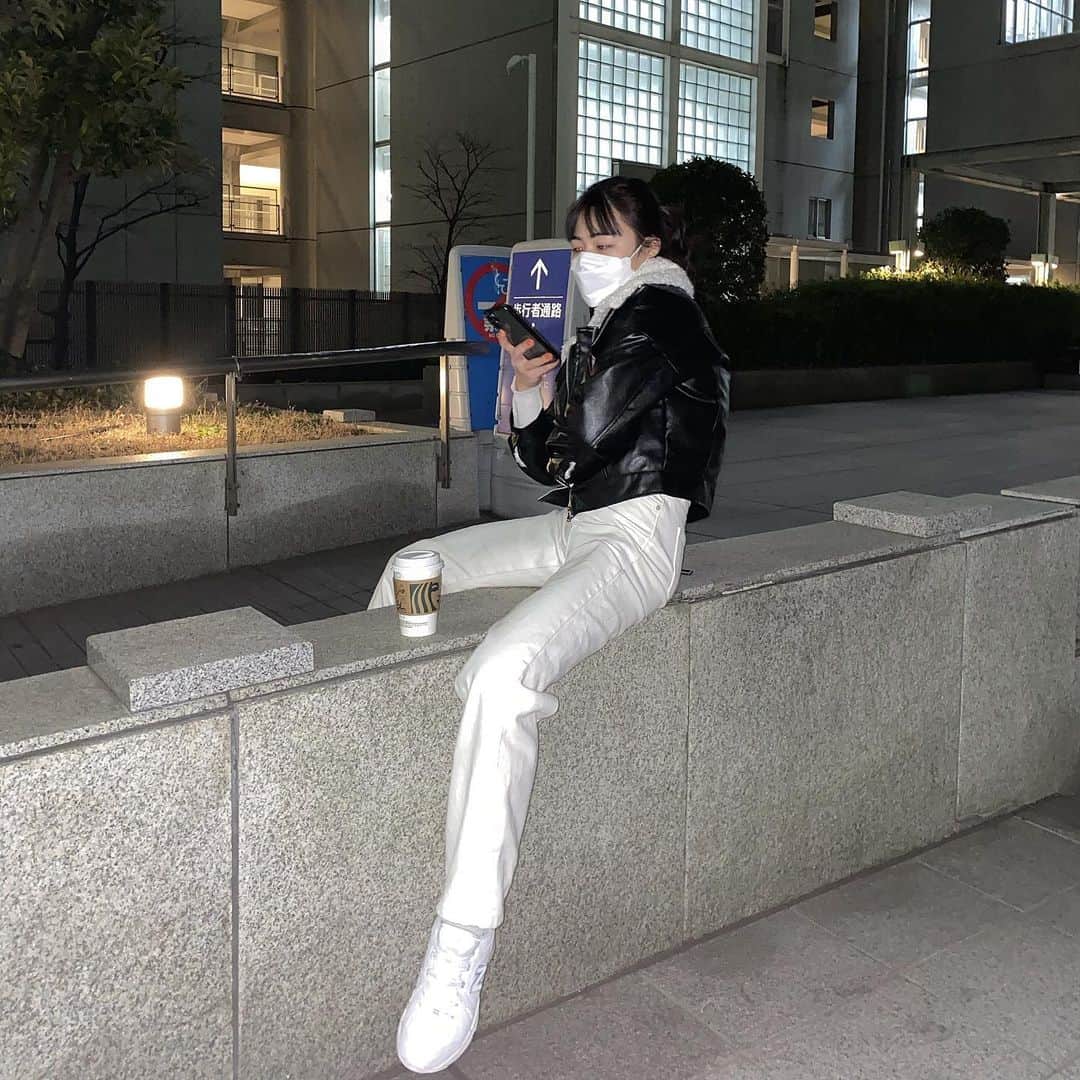 河崎みーなのインスタグラム：「みんなスタバ行ったら何飲むの?💭🖤 . .」