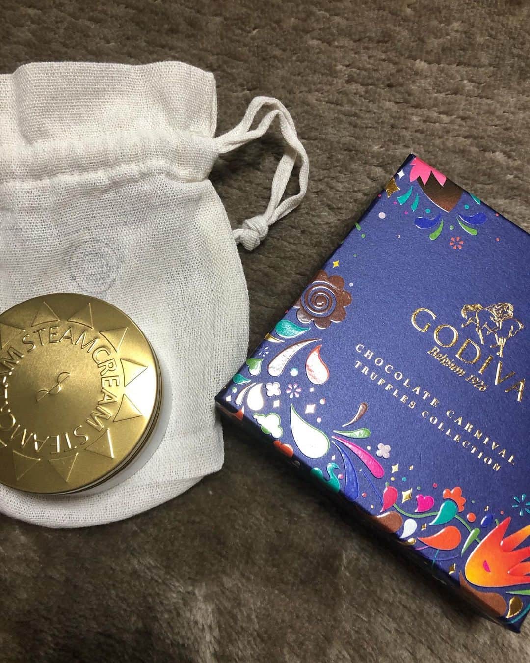 中野みやびのインスタグラム：「お友達がくれました！ ありがとーう🥺  #steamcream #クリーム #godiva #誕プレ #ありがとう #thanks #chocolate #日焼け止め #高級 #感謝 #お菓子 #大切に使います #中野みやび #みやび」