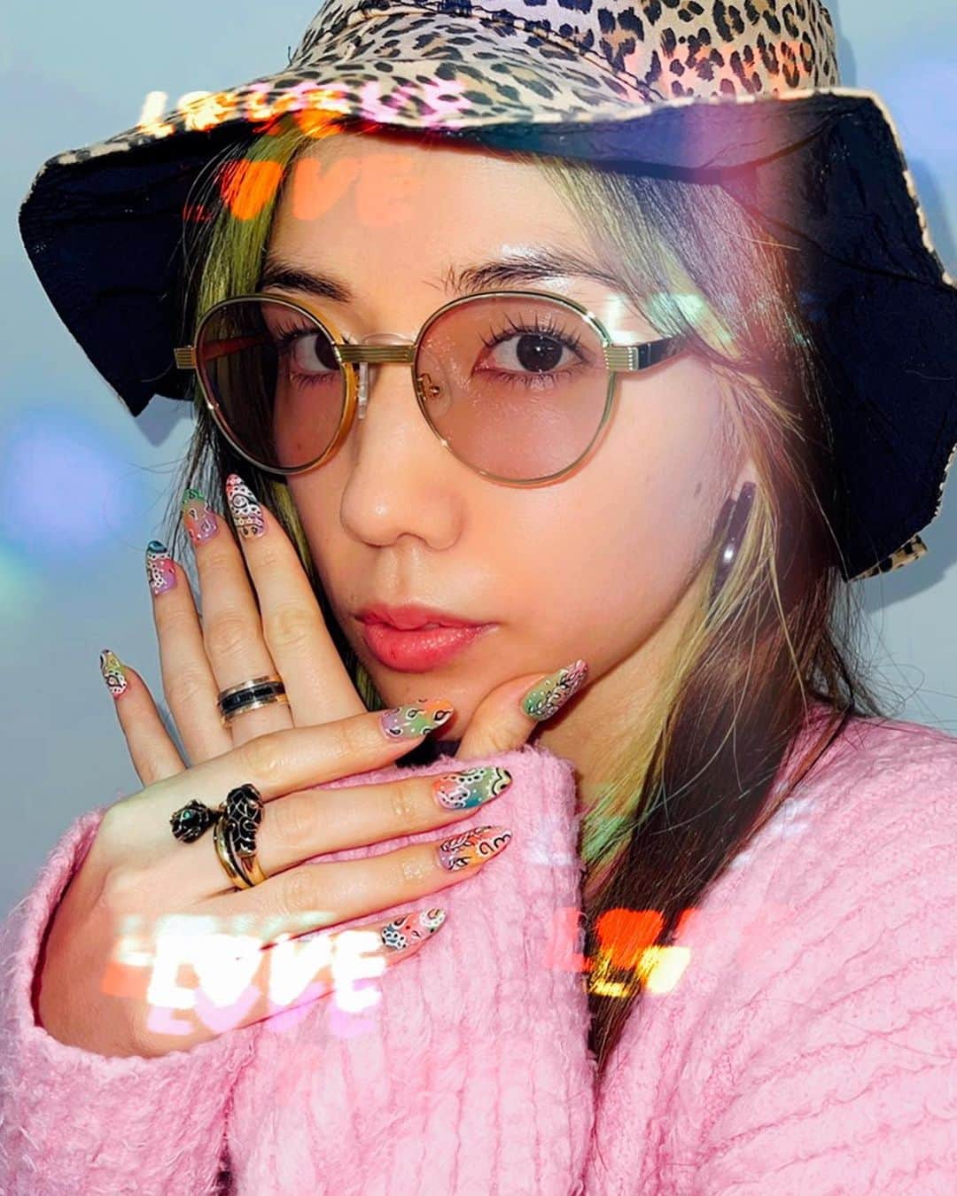 仲里依紗のインスタグラム：「ペイズリーネイル🌺😘💕💅 激かわすぎて ずっとながめてる😍😍😍 ギャルギャルなネイルしてると カード出す時とか 領収書もらう時とか なぞに自信に満ち溢れるのは私だけ？笑笑😇 @hiro.sucre さん ありがとうございます☺️」