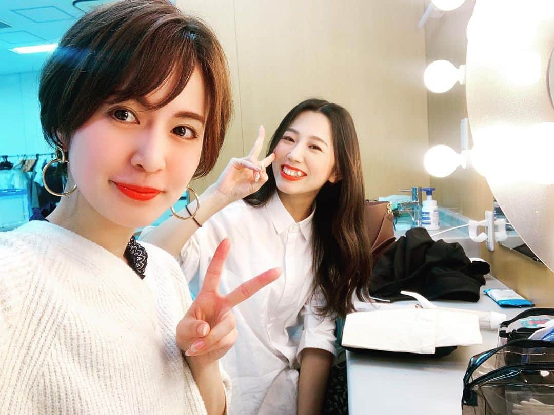 浜田真衣のインスタグラム：「昨日開催されたMONA DREAM fes🌸 お越しいただいた皆様、 配信を通してご覧くださった皆様、 本当にありがとうございました❁¨̮  エンタメが好き♡ 人を直接笑顔にすることが好き って改めて思った｡・:＋°  今回は3部のメインMCを務めたり ステージを歩かせてもらえたり 少しずつ自分が目指している姿に近づきつつある…😍  ちなみに写真は、 一緒にMCを務めたこだまちゃんと😍 彼女は気配り、柔軟性が抜群なのだ！最高だった♡  次回のMONA DREAM fesは 2021年8月9日 Zeppなんば大阪にて開催予定☆*。 1人でも多くの人にワクワクと感動を届けられるよう、チームMONAで準備を進めていきます😍  みなさん、いつもありがとう¨̮  --✂︎---  今回のfesのアーカイブを1/26 20時まで視聴できます♡チケットはこちらから🎫 ※チケットご購入は1/26 13時迄 https://mona.style/article/?id=25525  #浜田真衣 #monaカフェ #instagood  #instalike #instafashion #instapic #japanese #japan」
