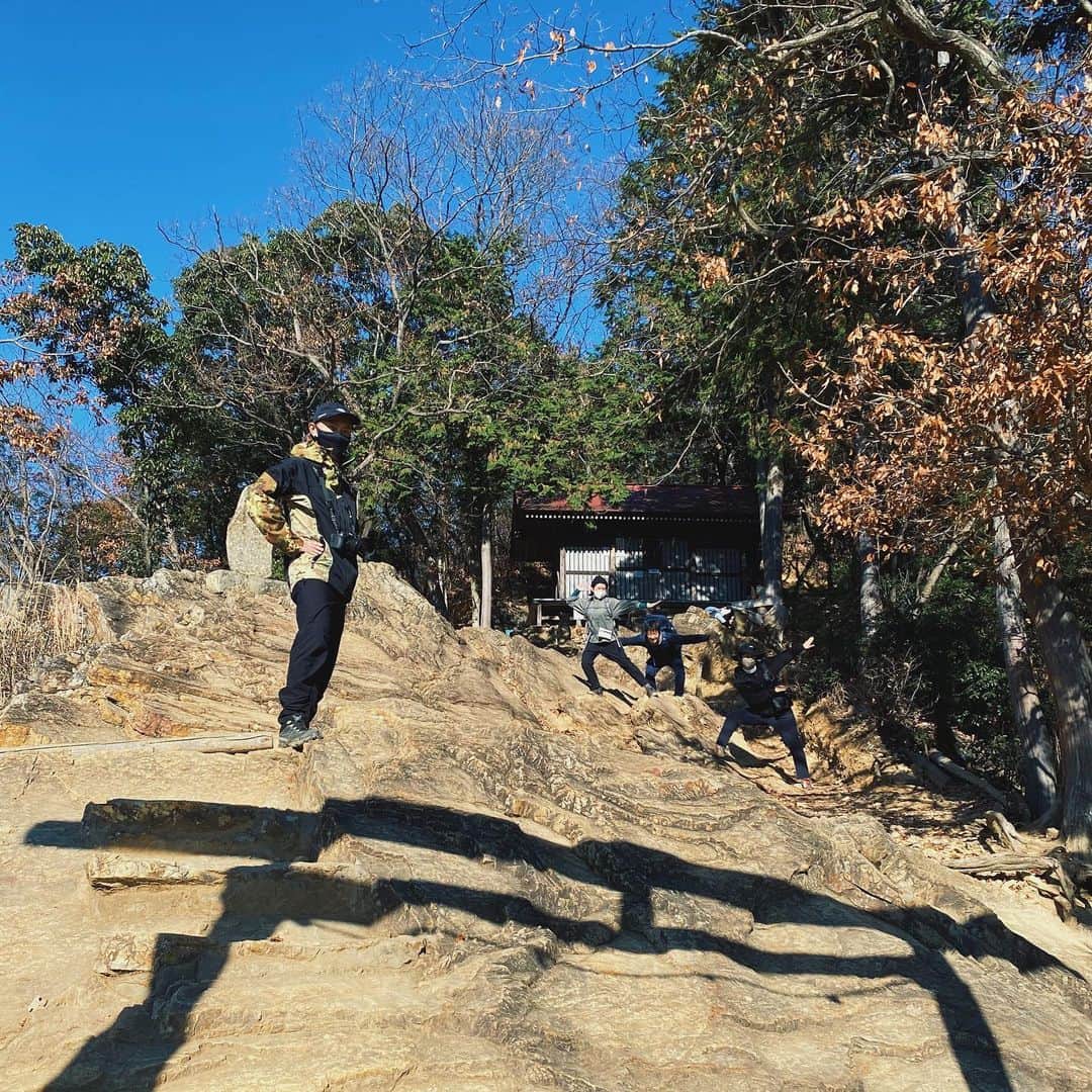 森本奈緒さんのインスタグラム写真 - (森本奈緒Instagram)「発売中のランドネでは埼玉県飯能の山での縦走をしています。  縦走とは山をいくつもつないで歩くこと🏔🏔 岩場を登ってみたり、 道を間違えて永遠にループする道へ迷いこんだり、 終わりの見えない階段が現れたこともあったけど それもまた山歩きの醍醐味😂  低山といえど、山頂でのご褒美みたいな風景を 繋ぐ山の数見ることができるのはとっても心に残る経験で。  すれ違うときには皆お互いに挨拶をしたり、周辺にお住まいの方は朝さんぽで山登りをしていると聞いてびっくりしたり、ご婦人方は山頂で集まってお茶忘年会をしていてほっこり癒されたり。 本当にいい景色を見ることができました◎  愉快な皆さまと笑いの絶えない楽しかった撮影、ぜひご覧いただけたら嬉しいです☺️ (お気に入りは網中隊長とランドネレンジャーたちの写真⛩)」1月24日 8時28分 - naomorimoto