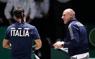 ファビオ・フォニーニのインスタグラム：「Ciao amici, oggi vorrei salutare e ringraziare una persona che è stata per me più di un coach, più di un capitano di Coppa Davis. Corrado è stato per me una guida, e lo è stato per tutta la mia carriera. GRAZIE CAPITANO @corradobarazzutti_official per tutto ciò che mi hai insegnato,dall’essere me stesso al non arrendermi mai...mi hai guidato e con te ho capito quanto sia importante sputare sangue per questa fantastica bandiera!!! Abbiamo scambiato opinioni, ci siamo scontrati, abbiamo riso e gioito, molte volte i tuoi allenamenti mi hanno fatto vomitare, ma la tua passione per questo sport mi ha fatto capire quanto lo ami e quanto sia importante per te stare sul campo da tennis.  Puntualmente quando decidevi di farmi scendere in campo, non mi sono mai tirato indietro. Per quella maglia ho sempre dato tutto me stesso, non importava vittoria o sconfitta, era il fuoco che avevo dentro che mi faceva lottare come un leone, e tu eri lì con me. In questo momento le nostre strade si separano, ma è solo un arrivederci. Con la speranza di avere ancora l’opportunità di difendere i colori più belli del mondo e di lottare insieme ai miei compagni, ti auguro tutto il meglio!!! Un grande abbraccio Fogna」