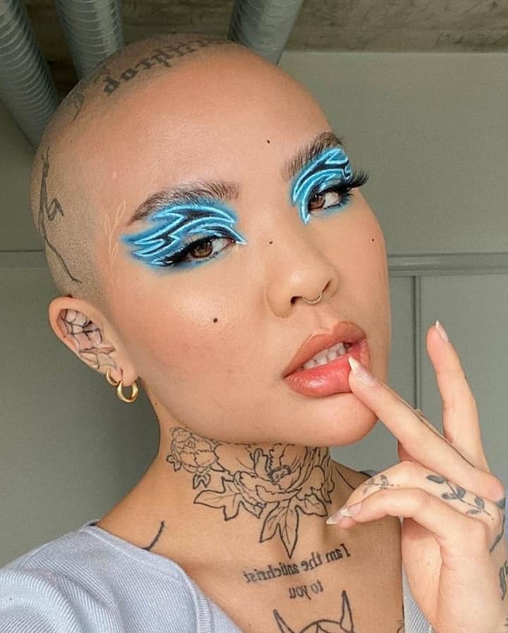 NYX Cosmeticsさんのインスタグラム写真 - (NYX CosmeticsInstagram)「@meicrosoft applies our Epic Wear Liquid Liner in 'White' to make this #graphicliner moment pop ⚡💙 • #nyxcosmetics #nyxprofessionalmakeup #crueltyfreebeauty」1月24日 7時00分 - nyxcosmetics