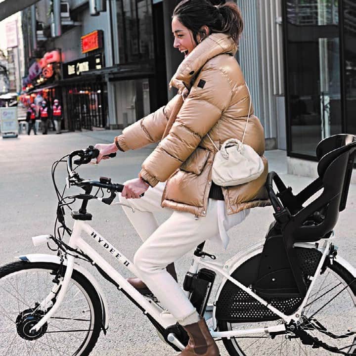 のインスタグラム：「1月24日（日） 自転車派に欠かせない ショート丈ダウン♪ ・ フレアシルエットなら ちゃんと女らしさが残って 可愛くアクティブに過ごせます♡ ・ フードがなくても ボリューミーな襟で防寒対策もバッチリ！ ・ #woolrich #hereu  #今日のコーデ  #今日の服  #ootd  #outfit  #冬コーデ  #ダウンコート  #ショート丈ダウン  #ショルダーバック  #自転車コーデ  #VERYほぼ毎日コーデ  #VERY編集部  #VERYweb　#雑誌VERY  #森泉  #very   撮影／蔦村吉祥丸  ヘアメーク／シバタロウ〈P-cott〉  スタイリング／竹村はま子  取材／増田奈津子　取材協力／近藤真梨奈 ・ ※VERY2月号P53に掲載の商品です。」