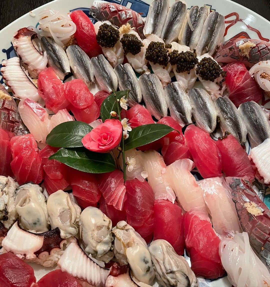 松久信幸さんのインスタグラム写真 - (松久信幸Instagram)「I made sushi by adding a little effort to the fish I bought at the supermarket. 🍣. Caviar is a bonus 😊  @kolikofcaviar #supermarket #japan」1月24日 7時19分 - therealnobu