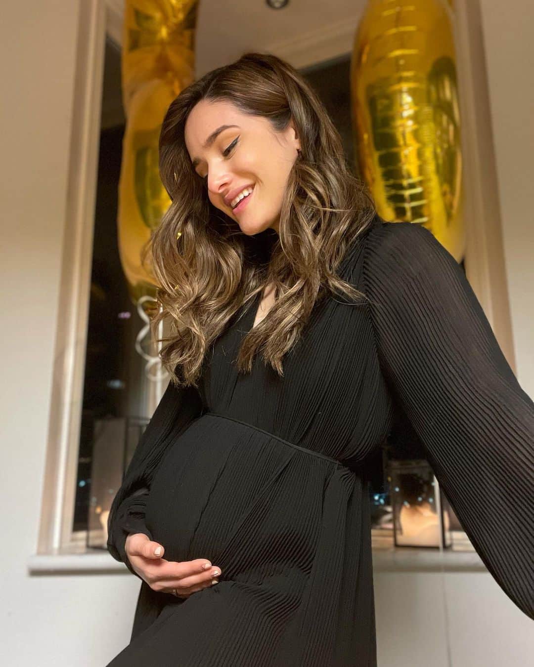 チャチー・ゴンザレスのインスタグラム：「Brought my baby bump to my birthday 🙈 thank you to everyone who wished me a happy birthday! Thank you to my darling husband for making not only today but everyday such a special one for me. So happy to celebrate another birthday with my family + 1 in the belly 😍 Another year has flown by, but I can honestly say I learned so much this past year and I’m the happiest I’ve ever been. Blessed beyond words. Love you all and here’s to another year celebrated! 🎉」