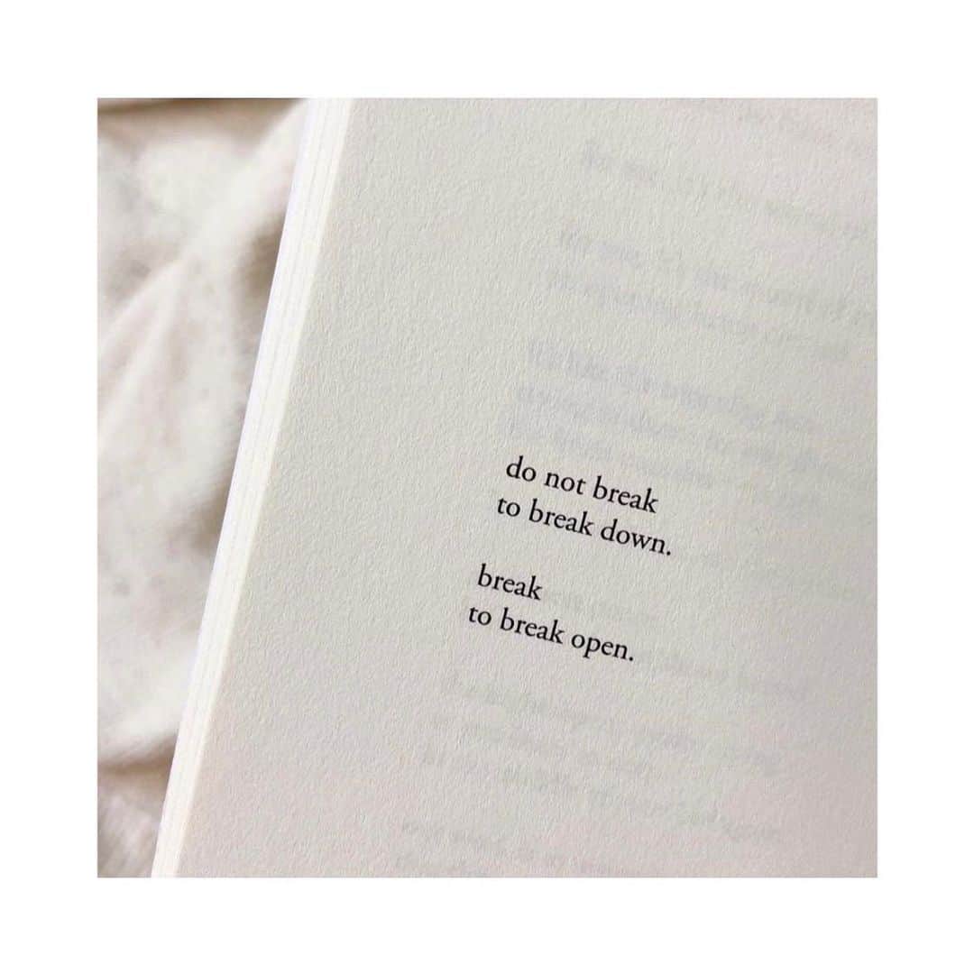 メリル・デイヴィスのインスタグラム：「Sending out good vibes for strength, endurance, courage, and continued hope for a brighter tomorrow! I wonder, what’s something unexpected you’ve learned about yourself over this last year and these many challenging months?  ••• Love this powerful and timely sentiment/quote by @danielledoby 🤍」