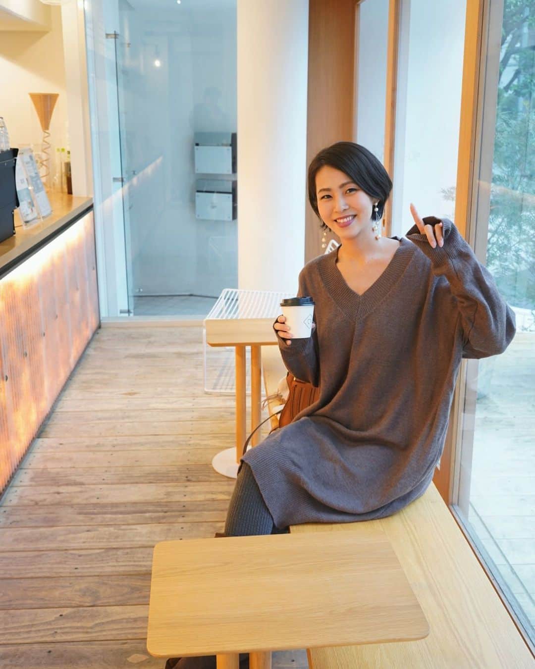 のインスタグラム：「おはよー  この前着てたブルーのニットワンピの色違い。 ブラウンです🐻  今朝も冷えますねぇ❄️ 渋谷区は雪は降りそうもない感じ。  #ニットワンピース #ニットワンピ #ワンピース #アラフォーコーデ #アラフォーファッション #大人ショート #大人ショートボブ」