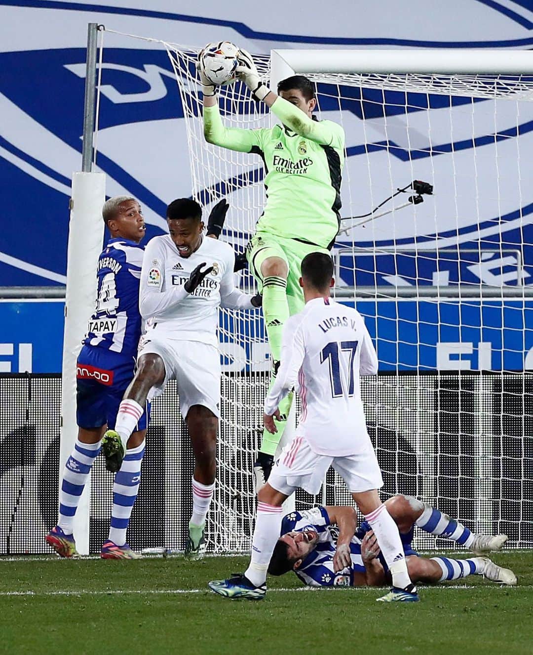 ティボ・クルトゥワのインスタグラム：「Victoria! Muy contento con los tres puntos conseguidos y la imagen del equipo frente al @deportivoalaves al que quiero felicitar por su centenario. #HalaMadrid 🤍」