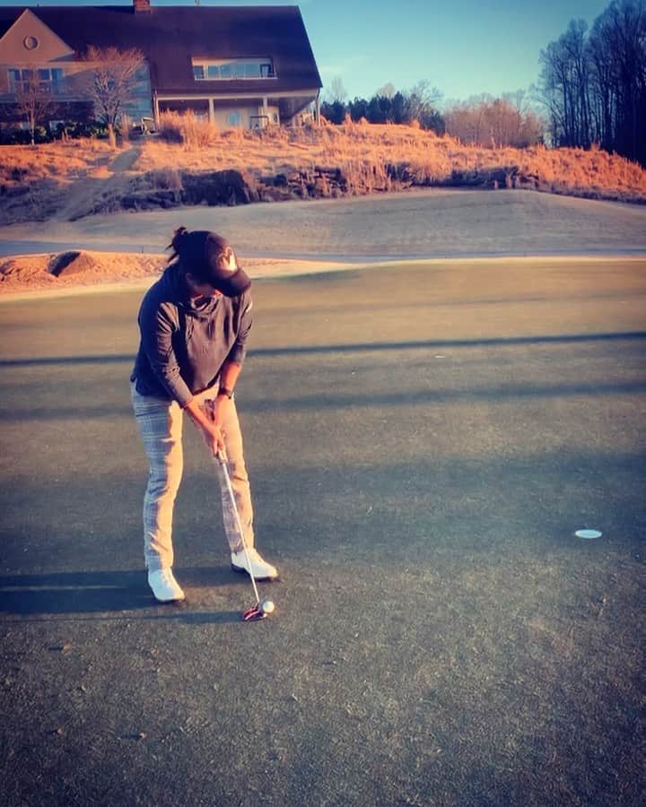 ティファニー・ヨハのインスタグラム：「Snailed it. @homelesshubbsgolf 🐌 (🎥: @thejanepark)」