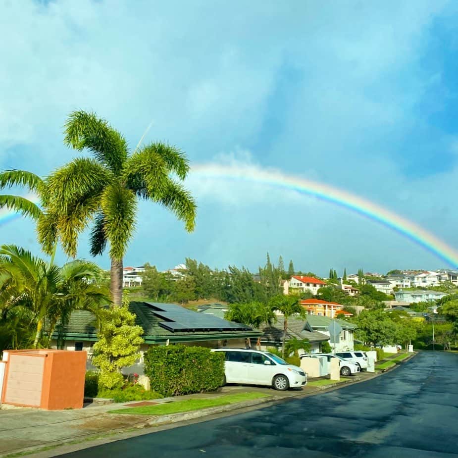 マキ・コニクソンさんのインスタグラム写真 - (マキ・コニクソンInstagram)「ハワイからおっはよ！ 今朝は(も)ワンズのお散歩中に 虹ちゃまが🌈🌈顔を出してくれました！ Another Happy Happy Rainbow Day!!😊  今日もハワイからハッピーのおすそ分け をしまぁす！😊 ハッピーは皆んなに連鎖しないとね！ 自分だけで喜んでちゃダメ！ シェアすることに大きな意味があるっ！  今日もポジティブマインド “Alohappy!”で過ごそう！😄🤙🏼  #エアハワイ🌺  #ハッピーレインボーのおすそ分け🌈 #alohappy😃🤙🏼 #ポジティブ脳に切り替えよう ！」1月24日 8時02分 - makikonikson