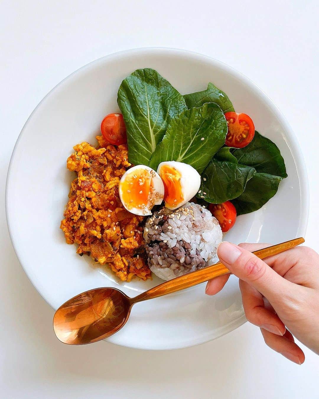 岩佐しおりのインスタグラム：「✔️🥚🥬 ・ Good morning☀️ おはようございます😋 スパイスカレー第四段‼️ 「キーマカレーのヘルシープレート」 卵ちょっと失敗した♡笑 お米は大体玄米か十六穀米なんだけど 更なるボディメイク効果を得るため またオートミール生活しようかと考え中🤔 カレー以外のスパイス料理も 知りたいとのお声をいただいたので そっちも徐々に頑張ってみます👍🏽✨ でわ、皆さんよい休日を🌈 ・ ◎卵 ◎鶏ひき肉 ◎小松菜　プチトマト ◎にんにく しょうが  ◎カットトマト ◎玉ねぎ ◎スパイス(クミン ターメリック コリアンダー チリパウダー ガラムマサラ(辛い混合スパイス) ) ◎ヨーグルト ◎オリーブオイル 塩 ◎十六穀米 ・ #しおごはん #スパイス #スパイスカレー #キーマカレー #カレー部 #カレー #料理勉強中」