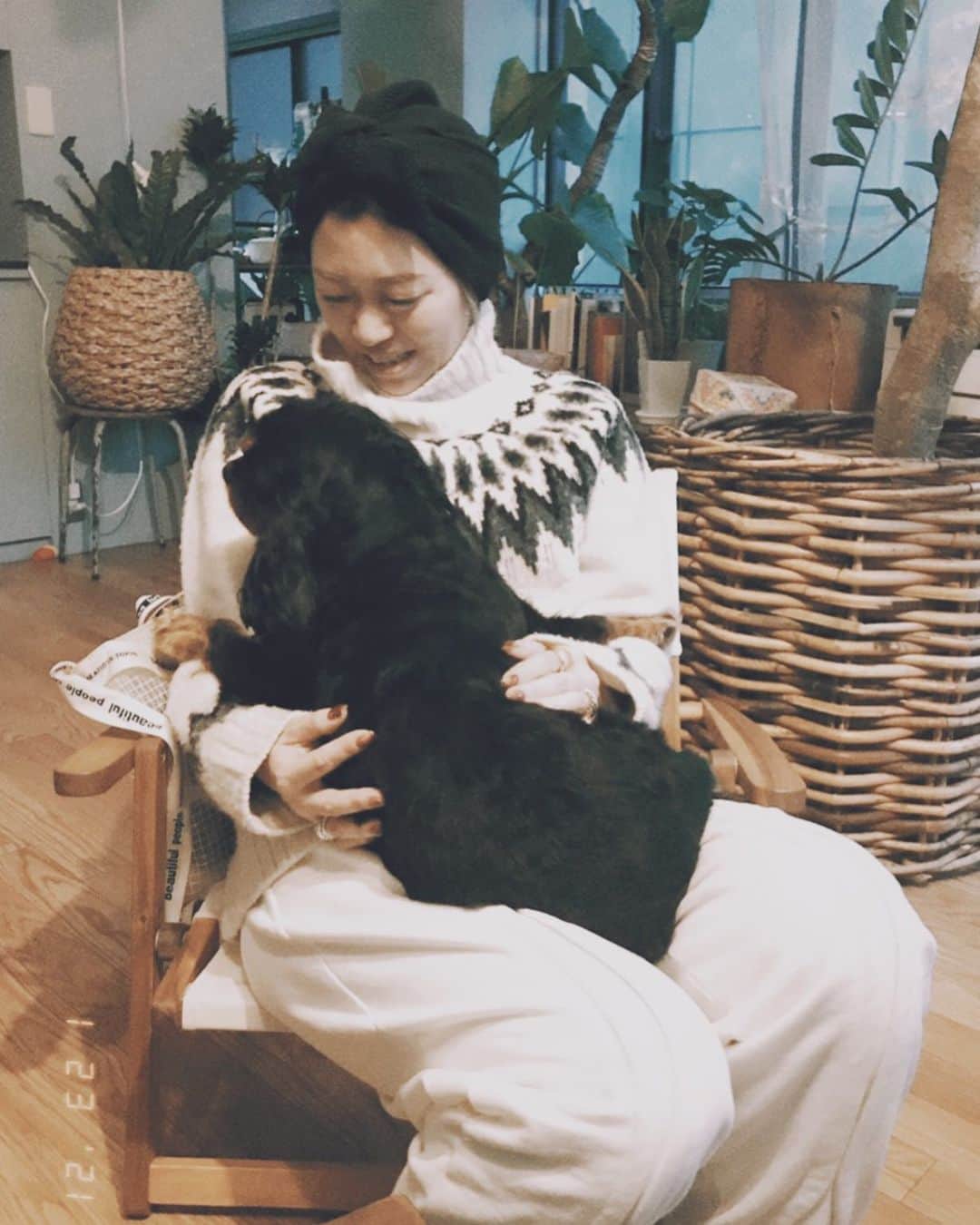 藤田敦子のインスタグラム：「ㅤ リンくん、デカイ🤣🐶💕 @aakanematsumoto もわたしも 落ち着く重みやった…まるで子熊🤣🐻 ㅤ 本当に人懐っこくて、躾もきちんとされてて めちゃくちゃいい子でした❤️ ㅤ #保護犬 #元保護犬 #いつかわたしも #保護猫迎え入れたい」