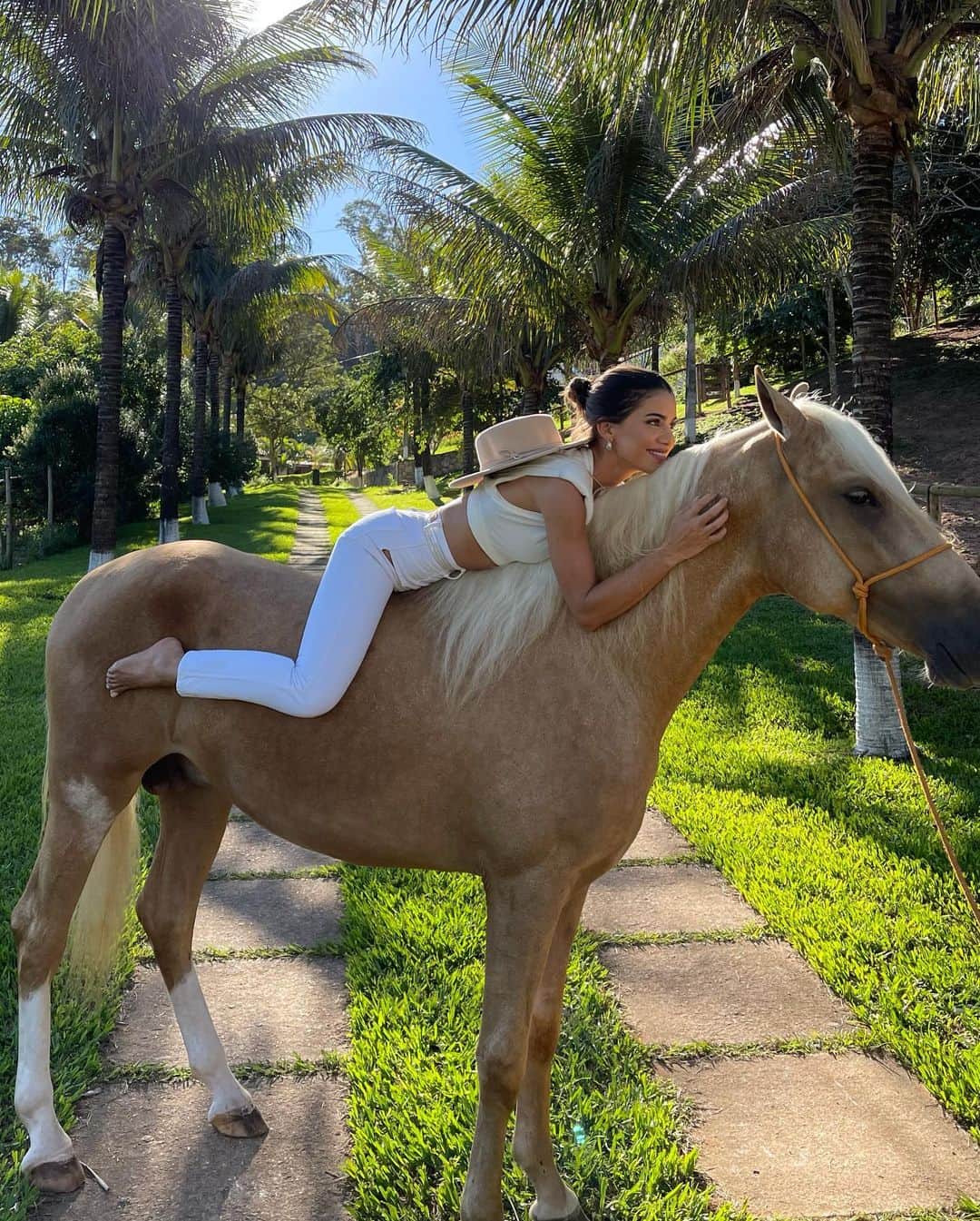 Camila Coelhoさんのインスタグラム写真 - (Camila CoelhoInstagram)「My blonde baby💛🐴 Meu filho loiro!  #mangalargamarchador #horse @harasbrisanoturna」1月24日 8時15分 - camilacoelho
