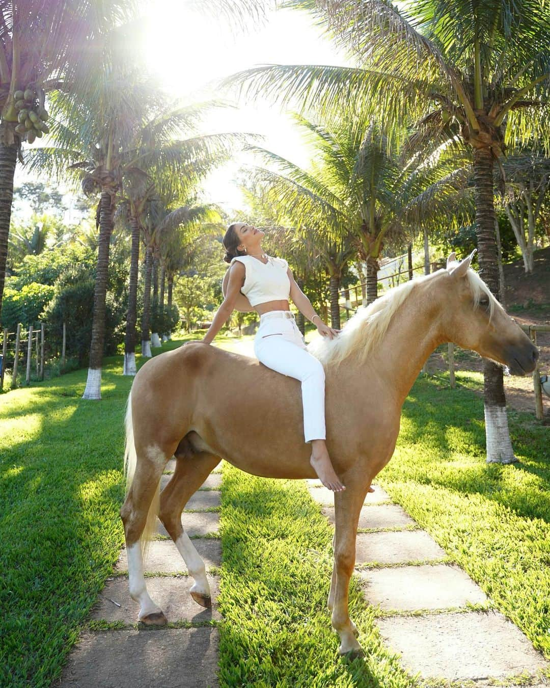 Camila Coelhoさんのインスタグラム写真 - (Camila CoelhoInstagram)「My blonde baby💛🐴 Meu filho loiro!  #mangalargamarchador #horse @harasbrisanoturna」1月24日 8時15分 - camilacoelho