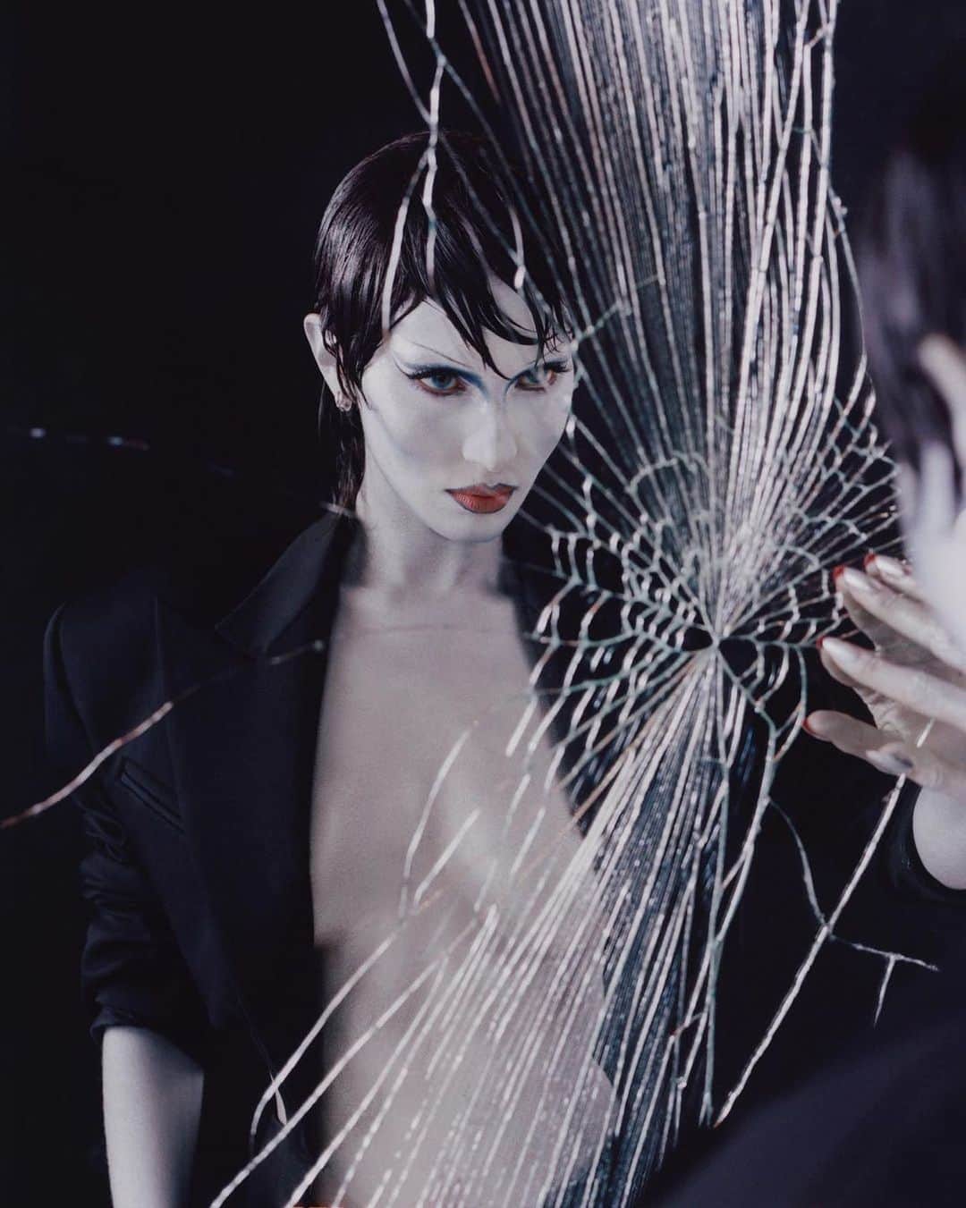 ミュグレーのインスタグラム：「@bellahadid wears the black segmented jacket from MUGLER Spring Summer 2021 collection Part 01 by @cadwallader for V Magazine.  - - Magazine @vmagazine  Stylist @annatrevelyan  Photographer @lukegilford  #mugler」