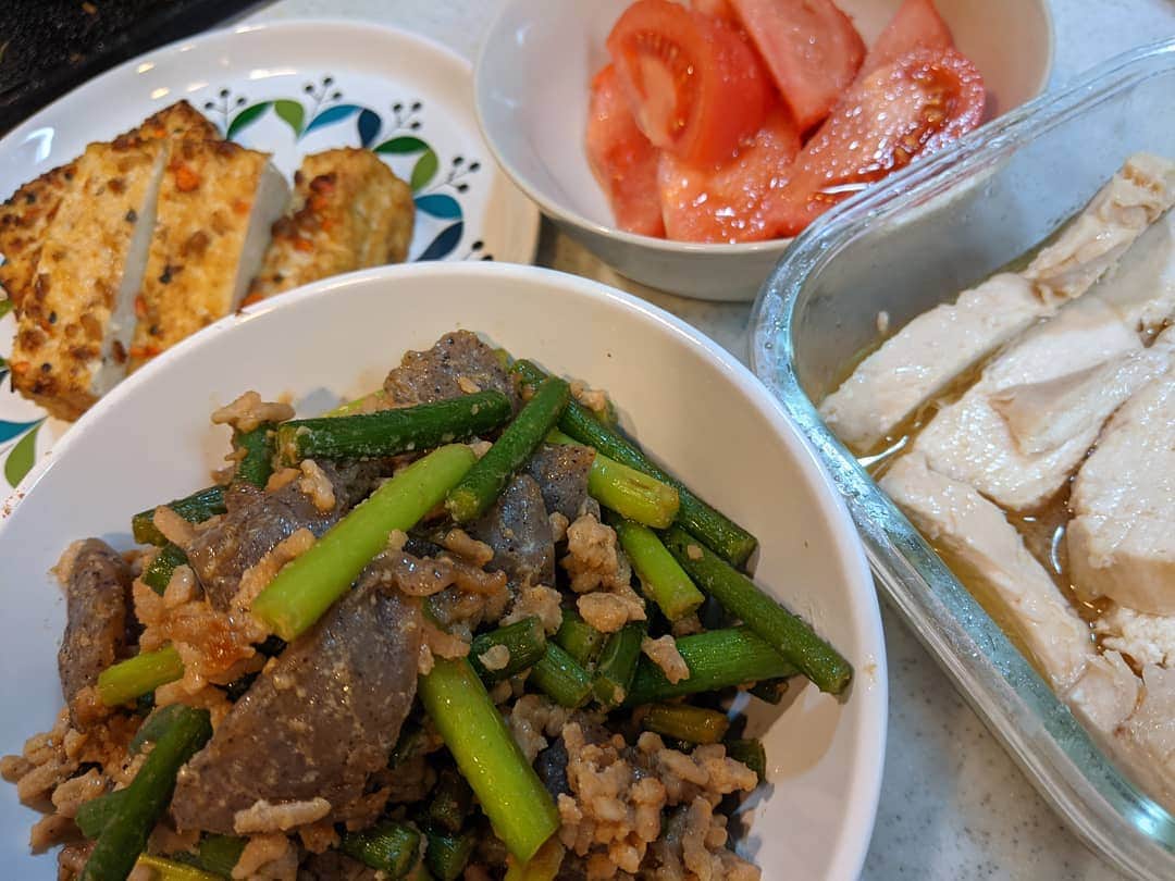 山部朱里のインスタグラム：「. . 【食いしん坊絶好調】 ①胸肉チャーシュー レンジにおまかせ！ごま油にんにくチューブ白だし！最近白だしにハマっています！まあおいしかったことおいしかったこと。 ②豚ひき肉こんにゃくにんにくの芽味噌炒め 本当は豚ひき肉入れるつもりなかったのにこの味付けは豚ひき肉との相性いいに決まってるとおもって後から投入。にんにくの芽60円で安かったの！お砂糖お味噌のみ。この味付け山形の祖母の味。 ③五目生揚 スーパーのお豆腐コーナーに売ってます！焼くかレンジで温めてお醤油やめんつゆやポン酢でぺろり。 ④トマト2つで100円 お砂糖かけてぺろり。山形の味。 . . #おうちごはん #お家ご飯 #ごはん #料理 #おかず #自炊 #メニュー #節約 #レシピ #胸肉 #チャーシュー #簡単料理 #時短 #こんにゃく #にんにくの芽 #トマト #山形 #フリーアナウンサー #子育て #年子ママ #男の子育児 #ママの肌すべすべつるつるだって #毎日かわいい更新していく #私は毎日食いしん坊絶好調 #明日も肩の力抜いて手抜きで生きる」