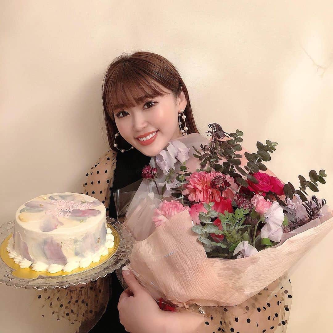 藤川沙弥のインスタグラム：「𝟎𝟏.𝟐𝟑♡ また一つ歳を重ねました💋 年々お祝いしてもらえる事が 少し小っ恥ずかしくなってきました😂♥️ 私と仲良くしてくださる皆様、 instagram見てくださっている皆様 いつもありがとうございます❤️❤️❤️  #mybirthday #birthday #thankyou」