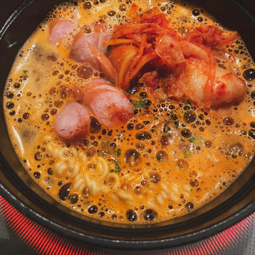 GENKINGの釜飯のインスタグラム：「ほらねん😂 この時間にまた辛ラーメン作る🤣 ちなみに、韓国のラーメンは、水から麺も全部入れて、沸騰したら卵‼️ この作り方が韓国の基本だと学びました✨ たしかに日本の麺と違ってのびない😂 #genkingkitchen」