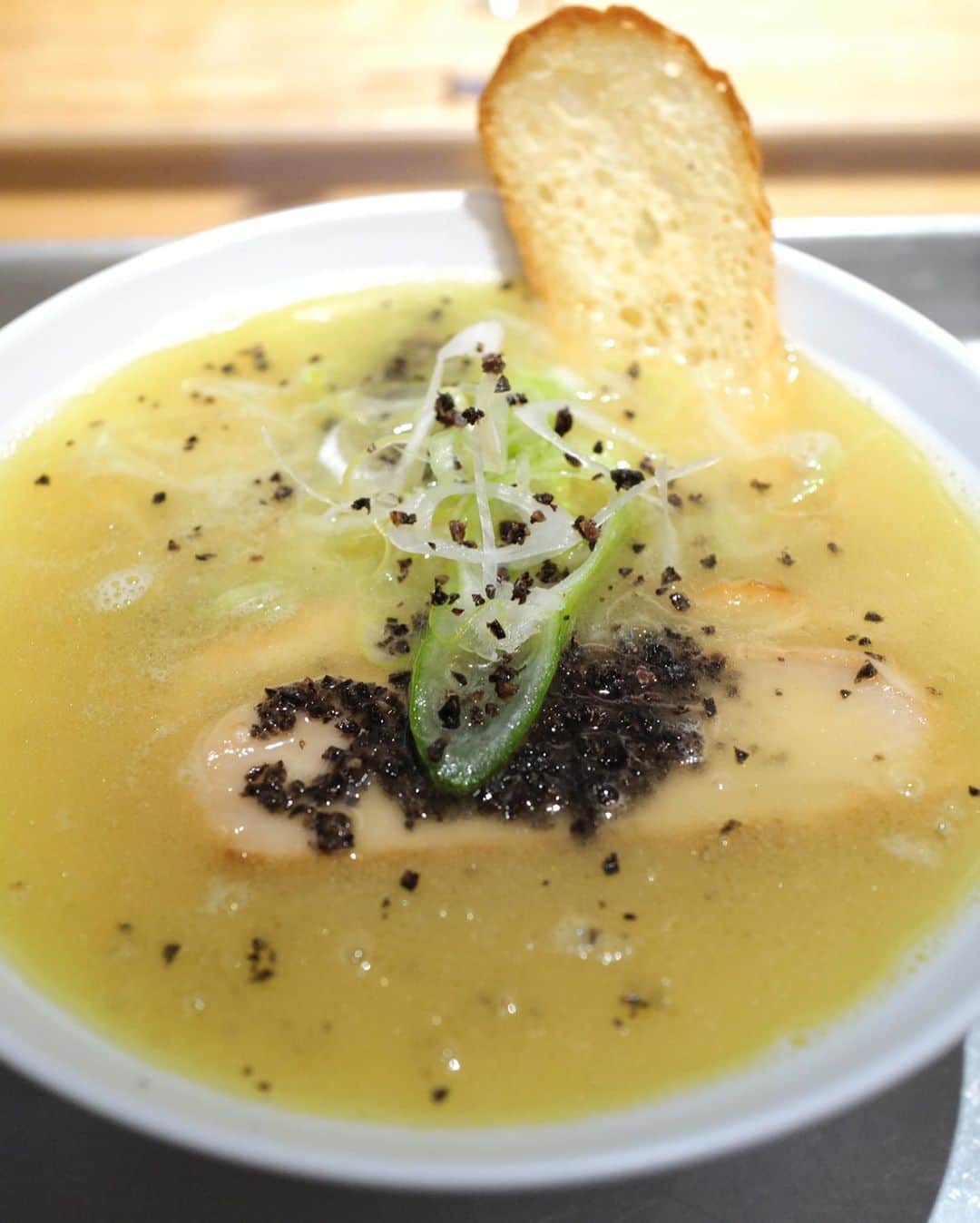 福岡グルメ 福岡ランチ「デビログ」さんのインスタグラム写真 - (福岡グルメ 福岡ランチ「デビログ」Instagram)「. ミシュラン１つ星シェフがまたまたやってくれました👍 「#トリュフ味噌ラー麺 」1,600円税込 トリュフと味噌の組み合わせはまったくイメージできんやったけど、味噌独特の香りが抑えられており、ポタージュのようなコクにトリュフの香りがいい感じ😋👌ちぢれ麺が合うよ。 もちろん、炊きたてご飯(中)にパルメザンチーズと残ったスープを投入し、リゾット風にして完食です😁 完全予約制ではないが、予約した方が良いですよ。  1/26火曜日から昼限定で、ニシムラ麺の出張所ができます！ 場所は『#だんらん居酒家hana 美野島 』 詳細は店舗のInstagramを見てください。 @hana.tsunaya   #ニシムラ麺 (ニシムラタカヒト ラ・キュイジーヌ・クリアテビィテ内) #福岡市南区平和 2-5-29 092-526-3153 11:30～14:00 LO 定休日：金曜日  #福岡ラーメン #ニシムラタカヒト #ニシムラタカヒトラキュイジーヌクリアテビィテ #ミシュラン #ミシュラン１つ星 #福岡 #福岡県 #福岡市 #福岡グルメ #福岡ランチ #福岡ディナー #福岡ごはん #福岡ご飯 #福岡飯 #福岡食べ歩き #福岡インスタグルメ #食べログ福岡 #福岡旅行 #福岡グルメ旅 #博多 #博多グルメ #博多ランチ #fukuoka #fukuokacity #fukuokagourmet #fukuokapics」1月23日 23時23分 - devi_takahashi