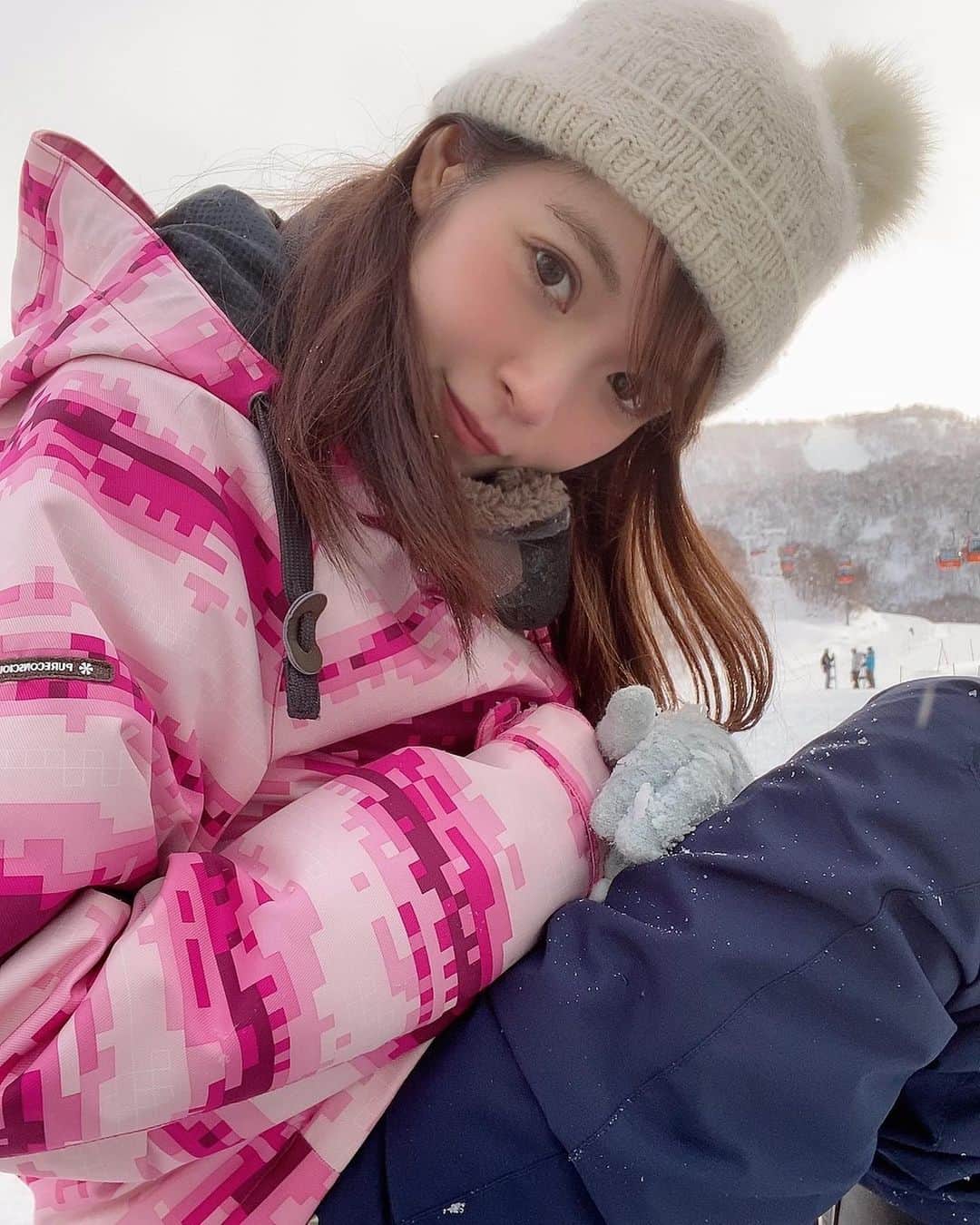 のインスタグラム：「スノボは、一ミリも滑れません！﻿ ﻿ ﻿ 滑れます！みたいな顔して、一ミリも滑れません！﻿ ﻿ 1人でずっとソリやってます🛷﻿ ﻿ ﻿ なんでみんなスキーとかスノボとかできるの？こわいじゃん﻿ ﻿ ﻿」