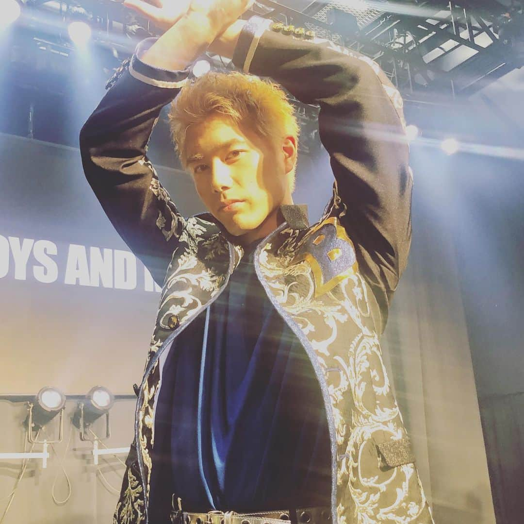 BOYS AND MENさんのインスタグラム写真 - (BOYS AND MENInstagram)「リリイベ　ステージショット&オフショット✨✨ 今日もありがとうございました！  #ボイメン  #どえりゃあJUMP！ #BOYMENtheUniverse #勇翔　#金髪ヘア #吉原雅斗　#髪型イメチェン #明日は #ボイメンチャレンジ  久々の曲もやっちゃいますよー！ メンバーたくさん稽古したので、配信みてね！ 13:00/17:30/21:00の3部制です💁‍♀️」1月23日 23時36分 - boysandmen_official