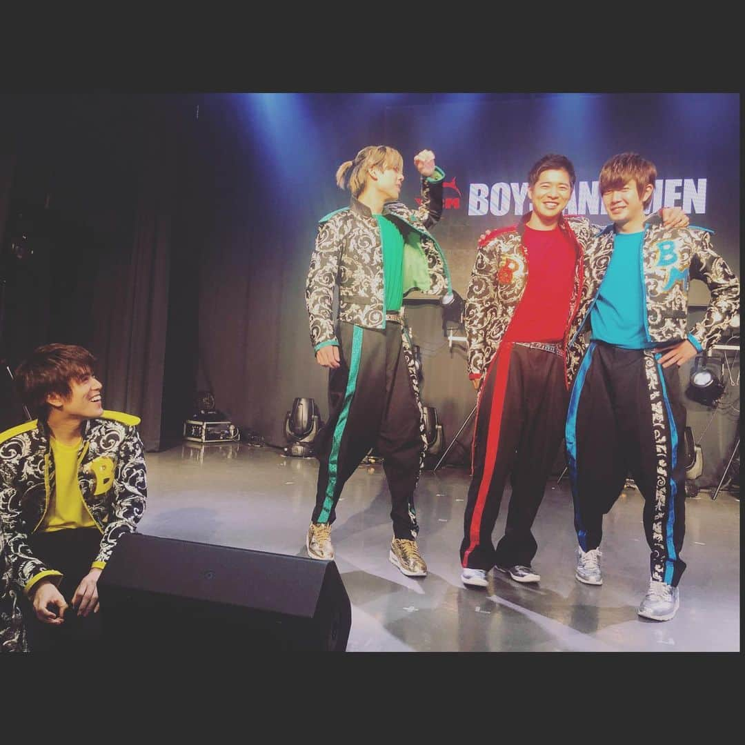 BOYS AND MENさんのインスタグラム写真 - (BOYS AND MENInstagram)「リリイベ　ステージショット&オフショット✨✨ 今日もありがとうございました！  #ボイメン  #どえりゃあJUMP！ #BOYMENtheUniverse #勇翔　#金髪ヘア #吉原雅斗　#髪型イメチェン #明日は #ボイメンチャレンジ  久々の曲もやっちゃいますよー！ メンバーたくさん稽古したので、配信みてね！ 13:00/17:30/21:00の3部制です💁‍♀️」1月23日 23時36分 - boysandmen_official