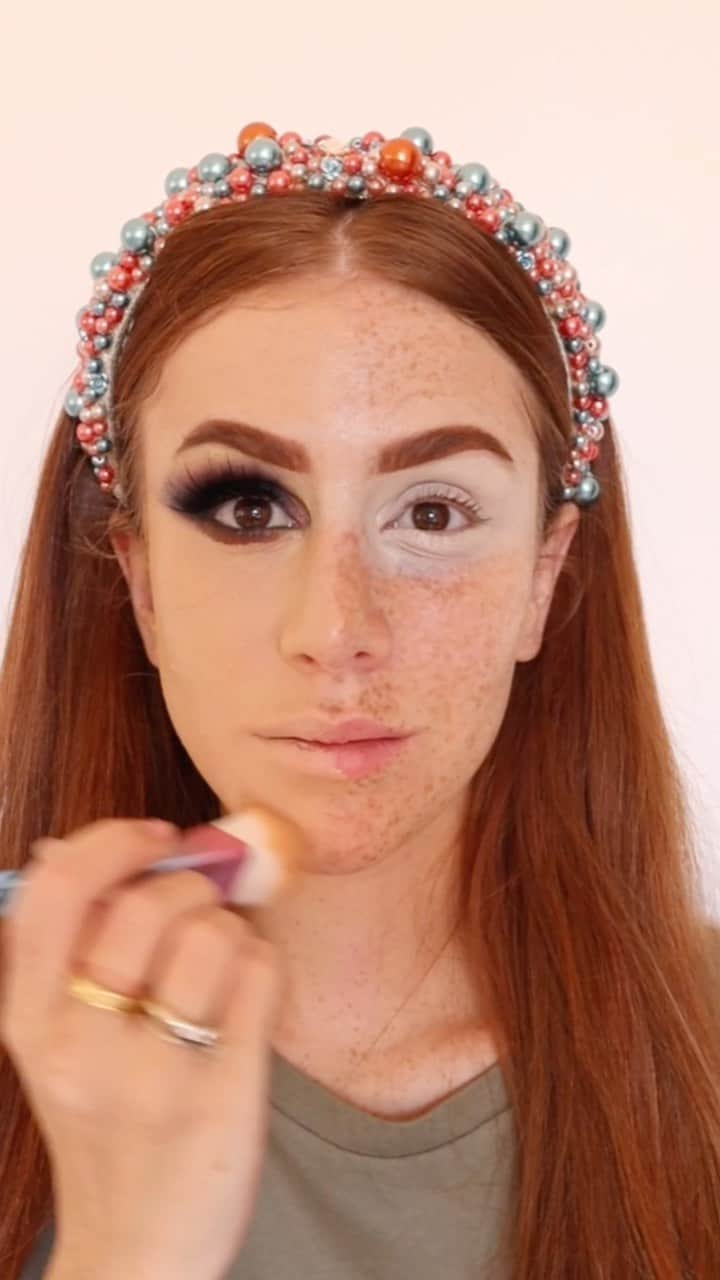 マリ・マリアのインスタグラム：「Pele  Base velvet skin @marimariamakeup  Contorno sun kissed paleta @marimariamakeup  Iluminador paleta sun kissed  Olhos  Lançamento 😱 Sobrancelha taupe @marimariamakeup  Boca  Hope  E baby nude no centro」