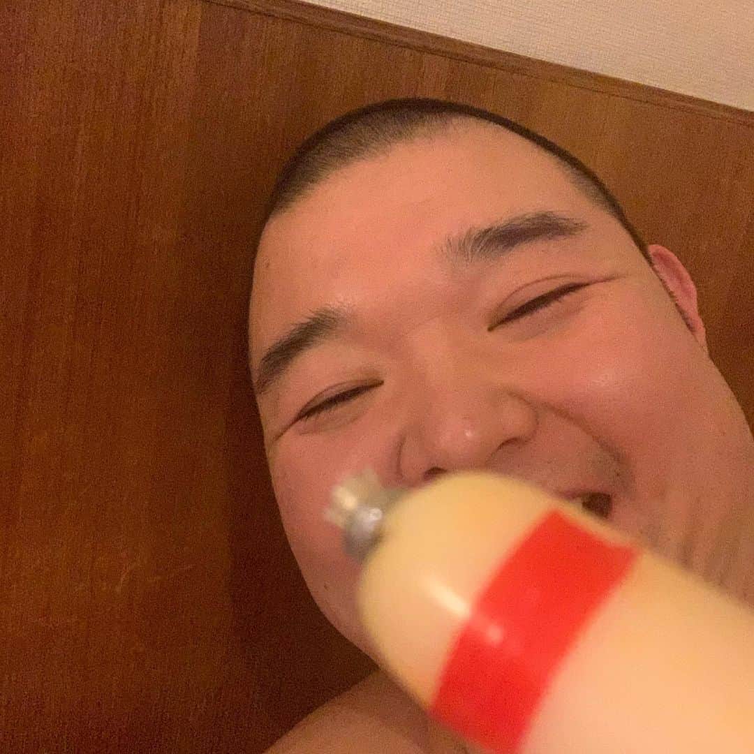 内山信二のインスタグラム：「今日はチーカマと添い寝‼️  おやすみなさーい😌」