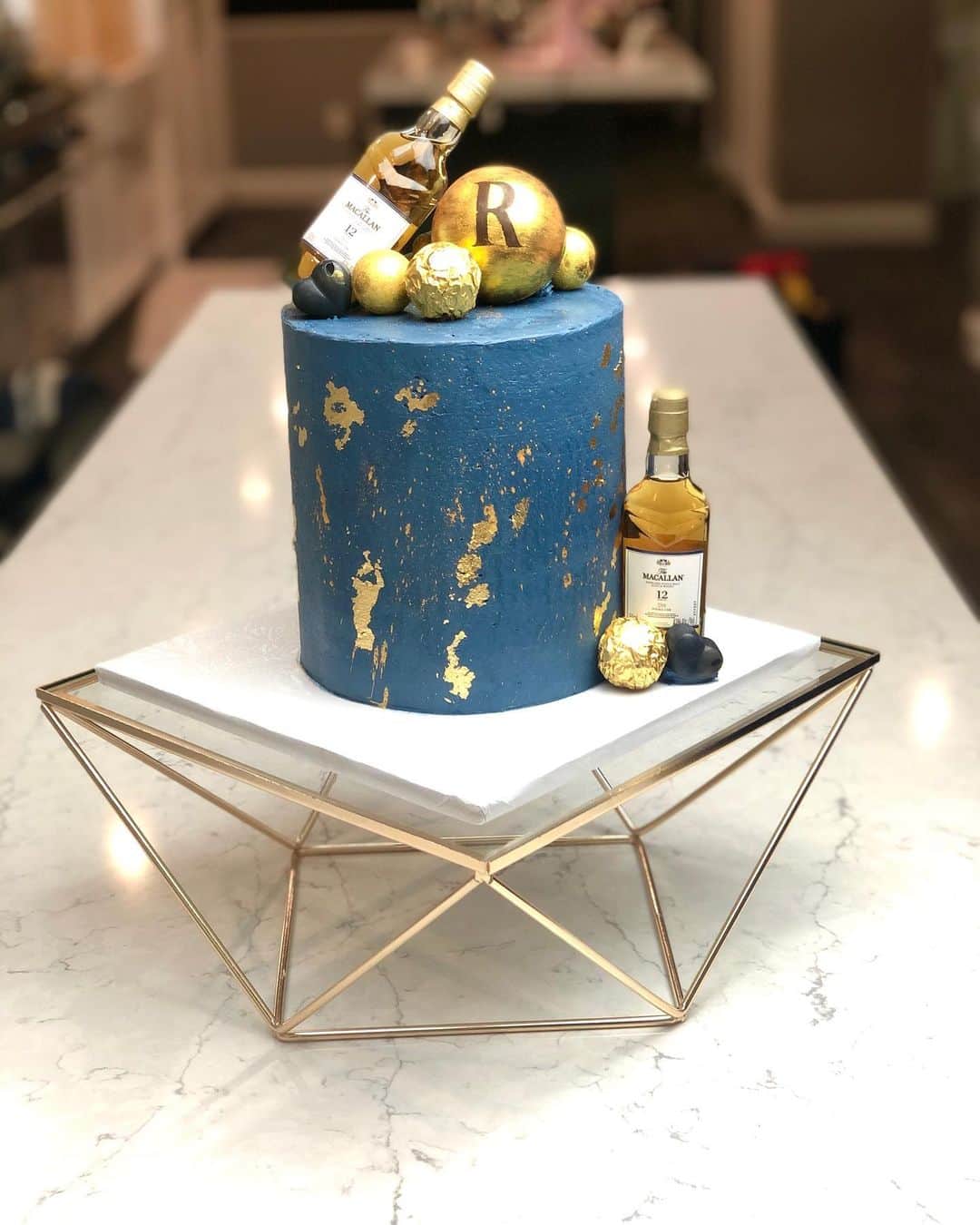 スーザン・ルッチのインスタグラム：「Beyond spectacular custom birthday cake for our friend’s birthday last night!!! I wanted something special and masculine—Candi1gram made this beauty—Candi Miletic is an artist working in cake.  As delicious as it was gorgeous!!! And so much fun!!! Thank you @cand1grams  #whiskeyinfused」