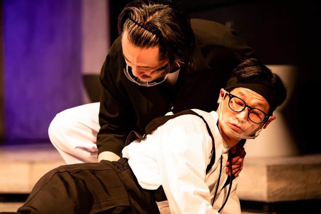 山口森広のインスタグラム：「男『おい、配信どこに隠した』 男『隠してません』 男『明日で公開ダメ出し終わっちゃうんだよ！ここか？ここにあんのか？』 男『ネットから買えます』 男『27日まで本編見放題なんだよ！早くしろよ！』 男『だから、ネットから買えます、あ、うふんっ！！』  ↓ここか！↓  https://passmarket.yahoo.co.jp/event/show/detail/017srjynjed11.html #ONEOR8 #グレーのこと2021 #配信 #観てちゃぶ台」