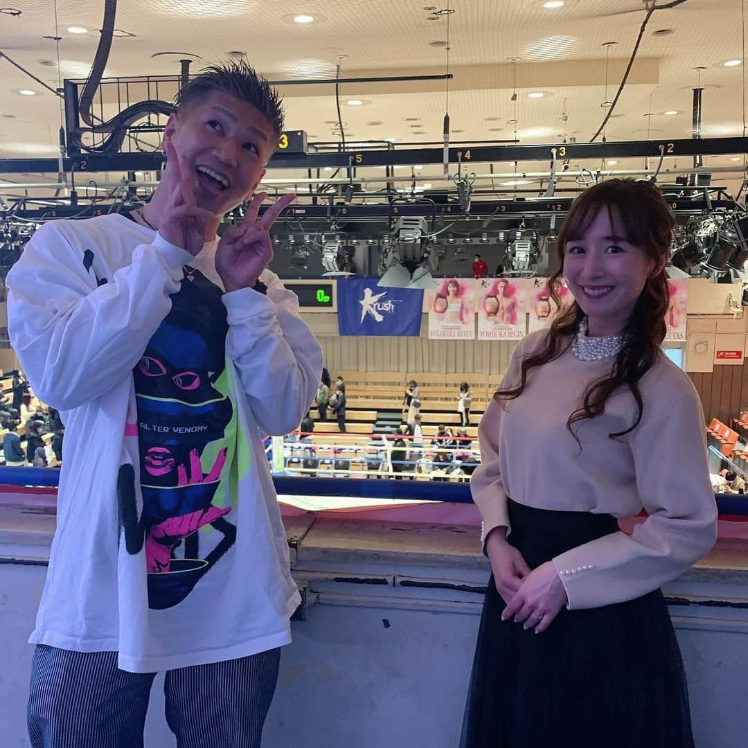 山川恵里佳さんのインスタグラム写真 - (山川恵里佳Instagram)「krush.121 ゲスト解説として参加させていただきました！  選手の皆さんそれぞれのバックボーンを知れば知るほど 入り込んでいった今回のトーナメントですが 全ての試合にドラマがあって どきどきが止まりませんでした！  全試合を通して無限のパワーをもらい 私自身ここで立ち止まらず もっと頑張れる余力があるはずだと 気付かせてもらいました！  今回ご一緒させていただいた 石川直生さん 佐々木大蔵選手 高橋大輔アナ みなさん優しくてプロフェッショナルで ご一緒させていただけて光栄でした！  最後に… 松本日向選手のセコンドで来ていた 大好きな城戸康弘選手に久しぶりに会えて 癒しと笑いをもらいました🤣  改めて格闘技はおもしろい また絶対観に行きたいです👊  最高の時間をありがとうございました！ 余韻に浸りながら久しぶりにお酒飲みます♡  @k1wgp_pr  #krush #krush121 #格闘技 #後楽園ホール #実況 #格闘技」1月23日 23時45分 - erika_3_official