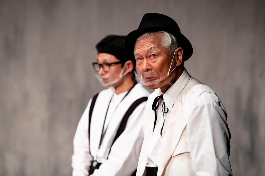 山口森広のインスタグラム：「翁『あれー？配信の公開ダメ出し、明日までじゃね？てことは、今日配信買わなきゃじゃね？あっぶな、忘れてた。ヤバくね？早く見なきゃヤバくね？3千円て安くね？見放題って、パなくね？これって、今すぐクリックじゃね？』 男『僕はもう買ったもん』 ↓どうぞ↓ https://passmarket.yahoo.co.jp/event/show/detail/017srjynjed11.html  #ONEOR8 #グレーのこと2021 #配信 #観てちょーだい」