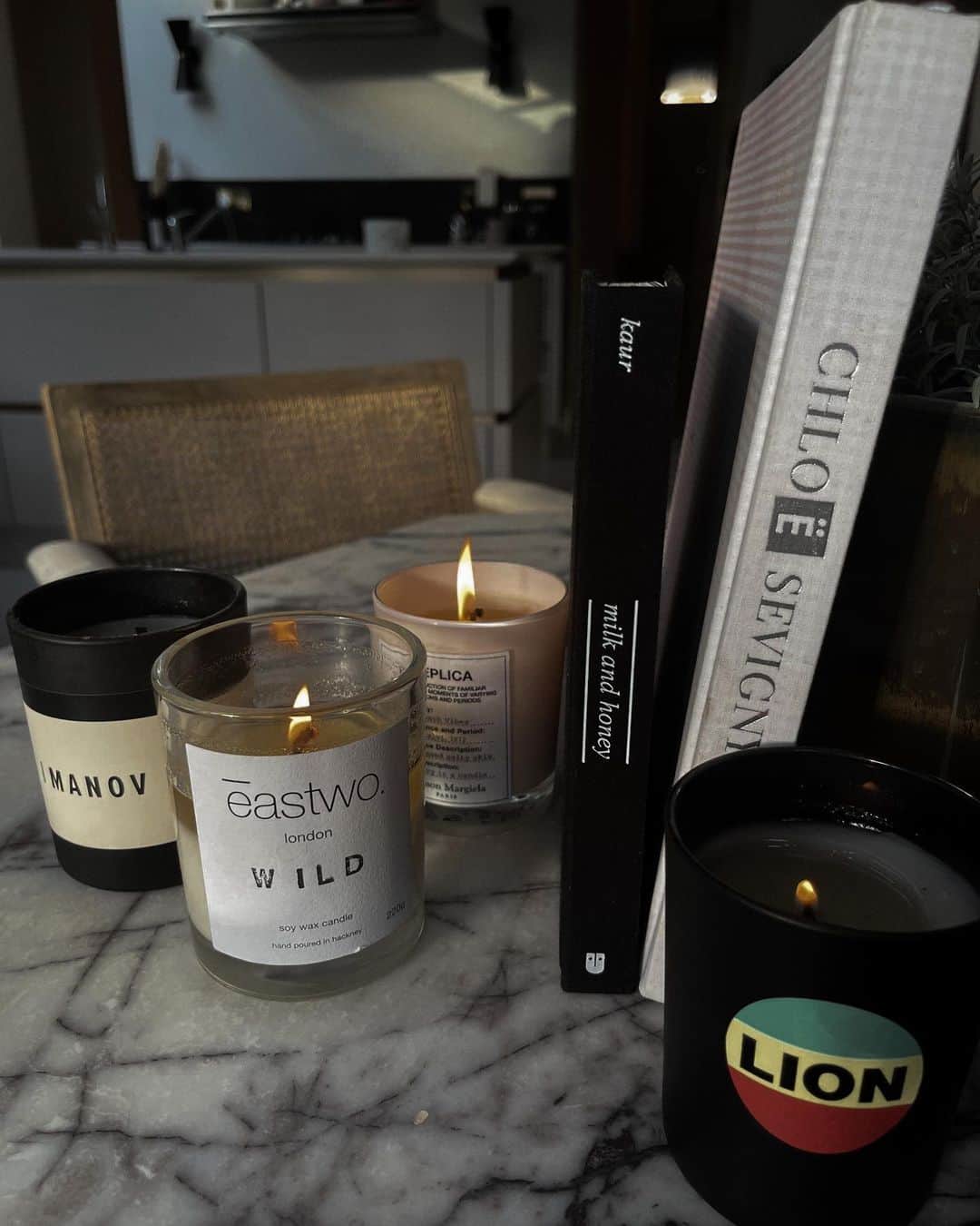 ルー・ティーズデールのインスタグラム：「Some faves on @louteasdalehome 🕯」