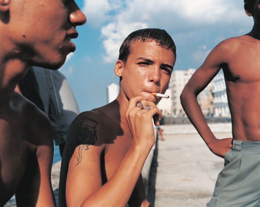 ベン・ワッツさんのインスタグラム写真 - (ベン・ワッツInstagram)「Cuban vibes 🇨🇺...... page from my first book “big up” it’s a pop youth culture scrapbook full of what I like doing best ..... making collages.  These guys photo bombed a fashion shoot for Italian Elle back in the late 90s ....... they ended up making the best spread of the editorial. Here’s a shot with out the model ....... #cuba #havana #benwatts #bigup #film #pentax67」1月23日 23時47分 - wattsupphoto